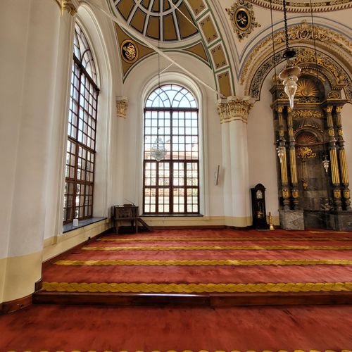 Free Capture of a beautifully adorned mosque interior in Konya, showcasing intricate architecture. Stock Photo