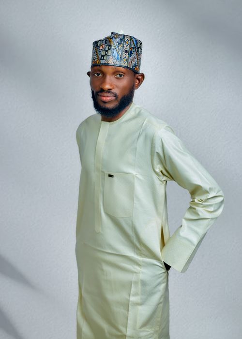 Free Portrait of a man wearing Nigerian traditional outfit and a colorful patterned cap. Stock Photo