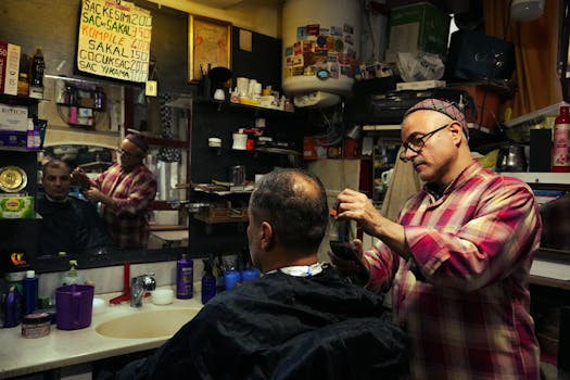 A barber skillfully cutting hair in a traditional barber shop in İstanbul.