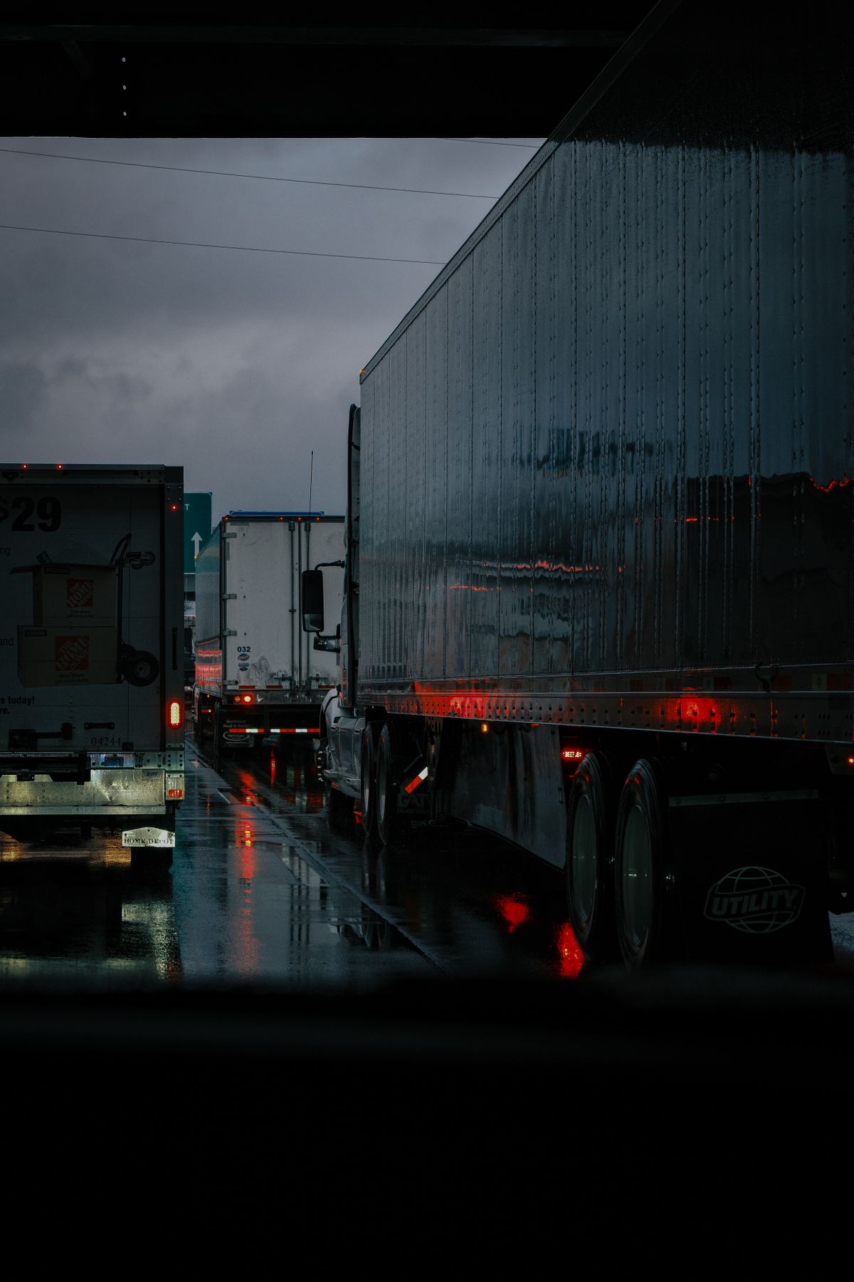 Vrachtwagens in file op snelweg bij regen