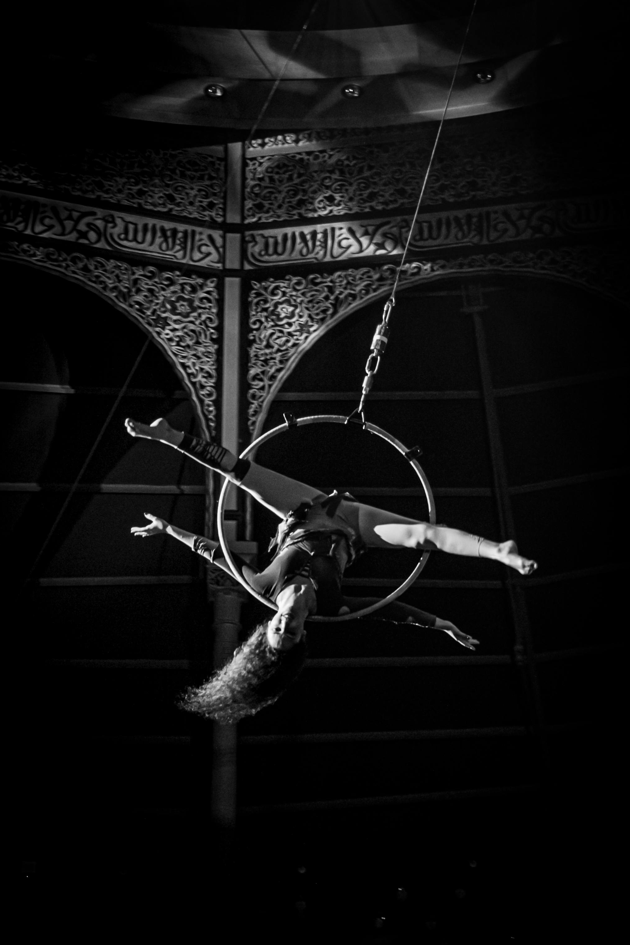 Gratis Luftartist i dramatisk svart-hvitt-bilde, hengende i en bøyle. Arkivbilde