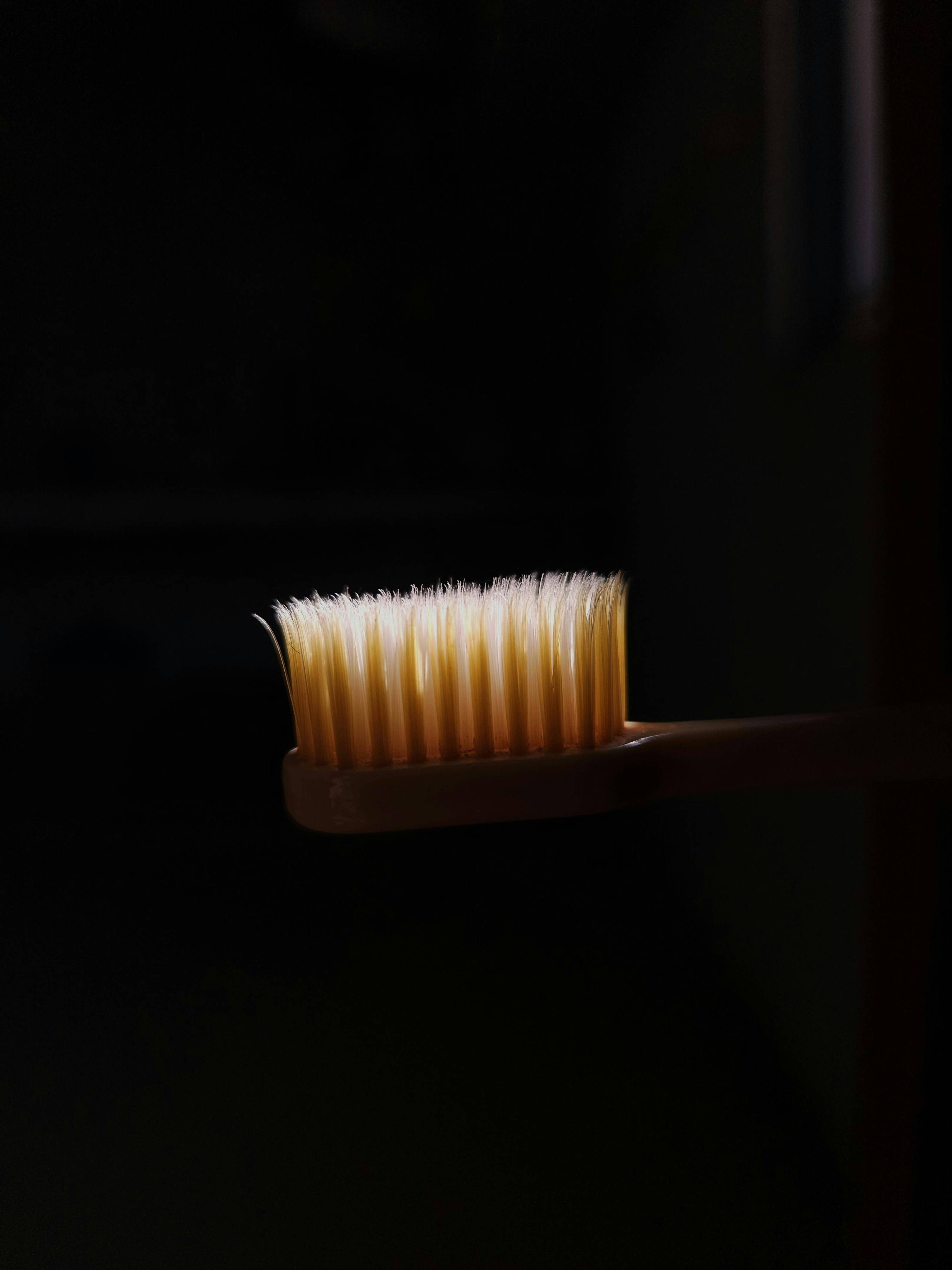 Zadarmo Minimalistický detailný záber bambusovej zubnej kefky s dôrazom na udržateľnosť. Fotka z fotobanky