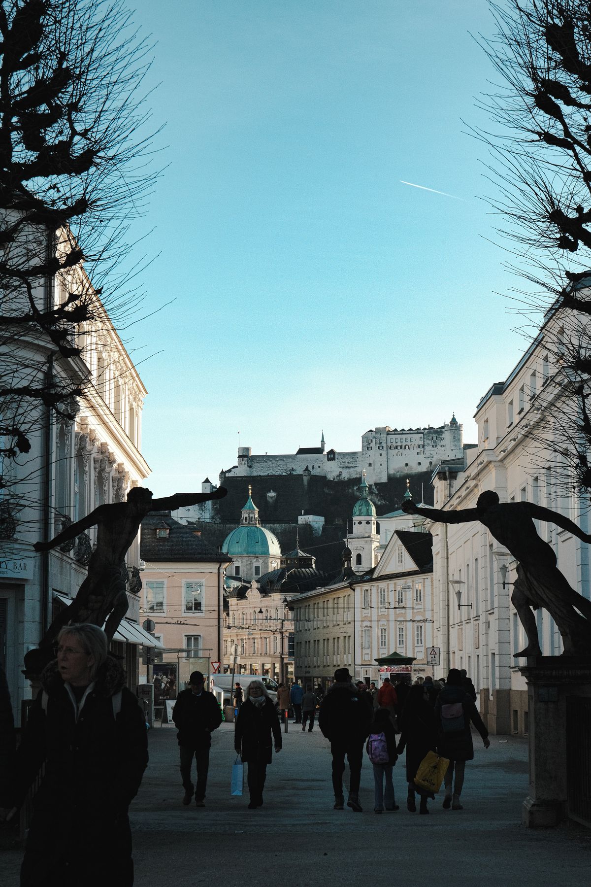 Unde te cazezi în Salzburg - stradă iarna cu cetatea Hohensalzburg în fundal