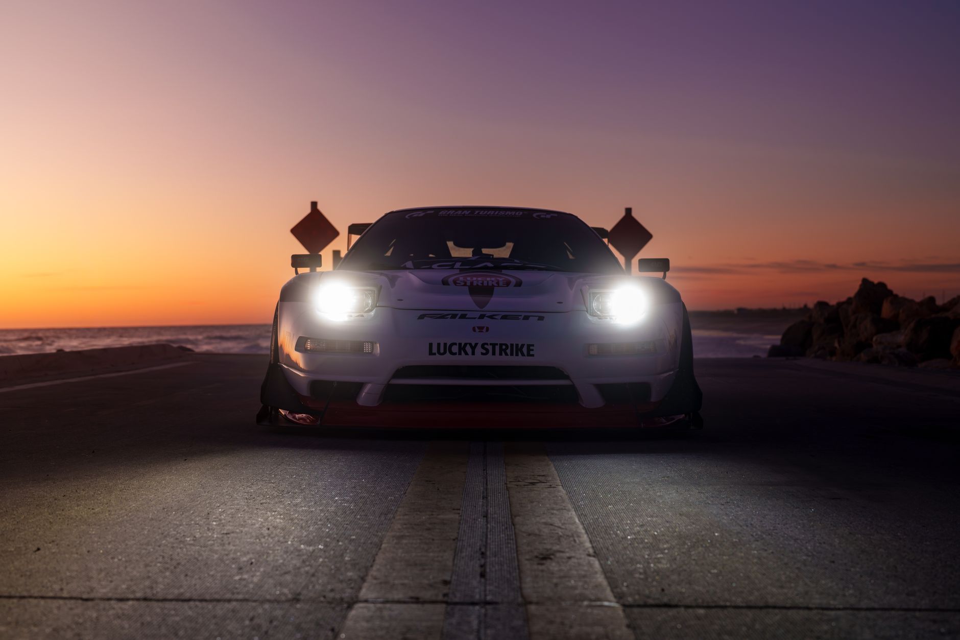 Dynamischer Sonnenuntergang mit Rennwagen – Sportwagen Hintergrundbild