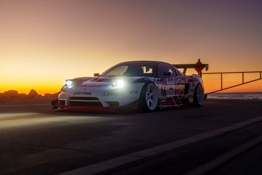 Sonnenuntergang & Auto in Szene gesetzt – Bezauberndes Auto-Motiv