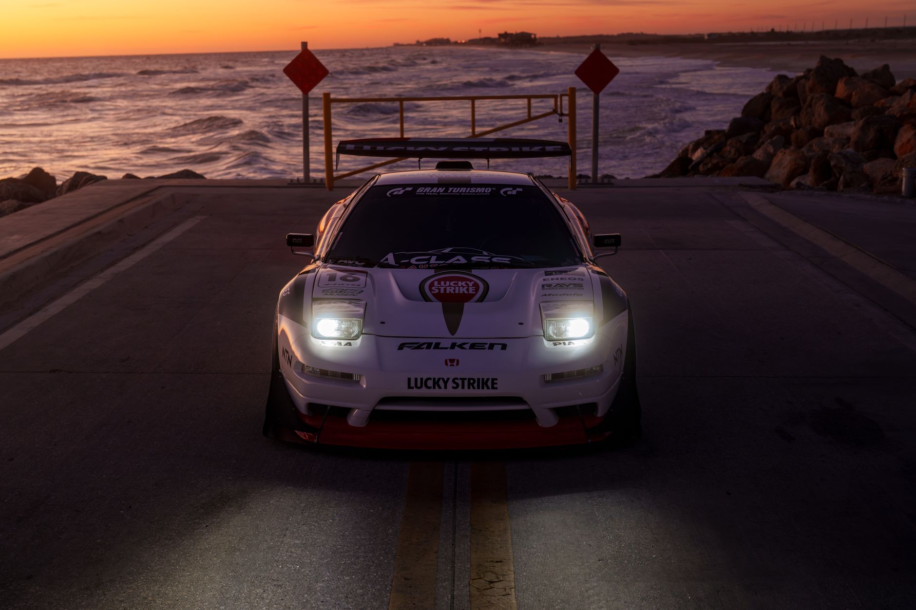 Malerische Automobil-Aufnahme mit Sonnenuntergang & Straße