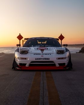 Prächtige Automobil-Aufnahme mit Sonnenuntergang & Ozean