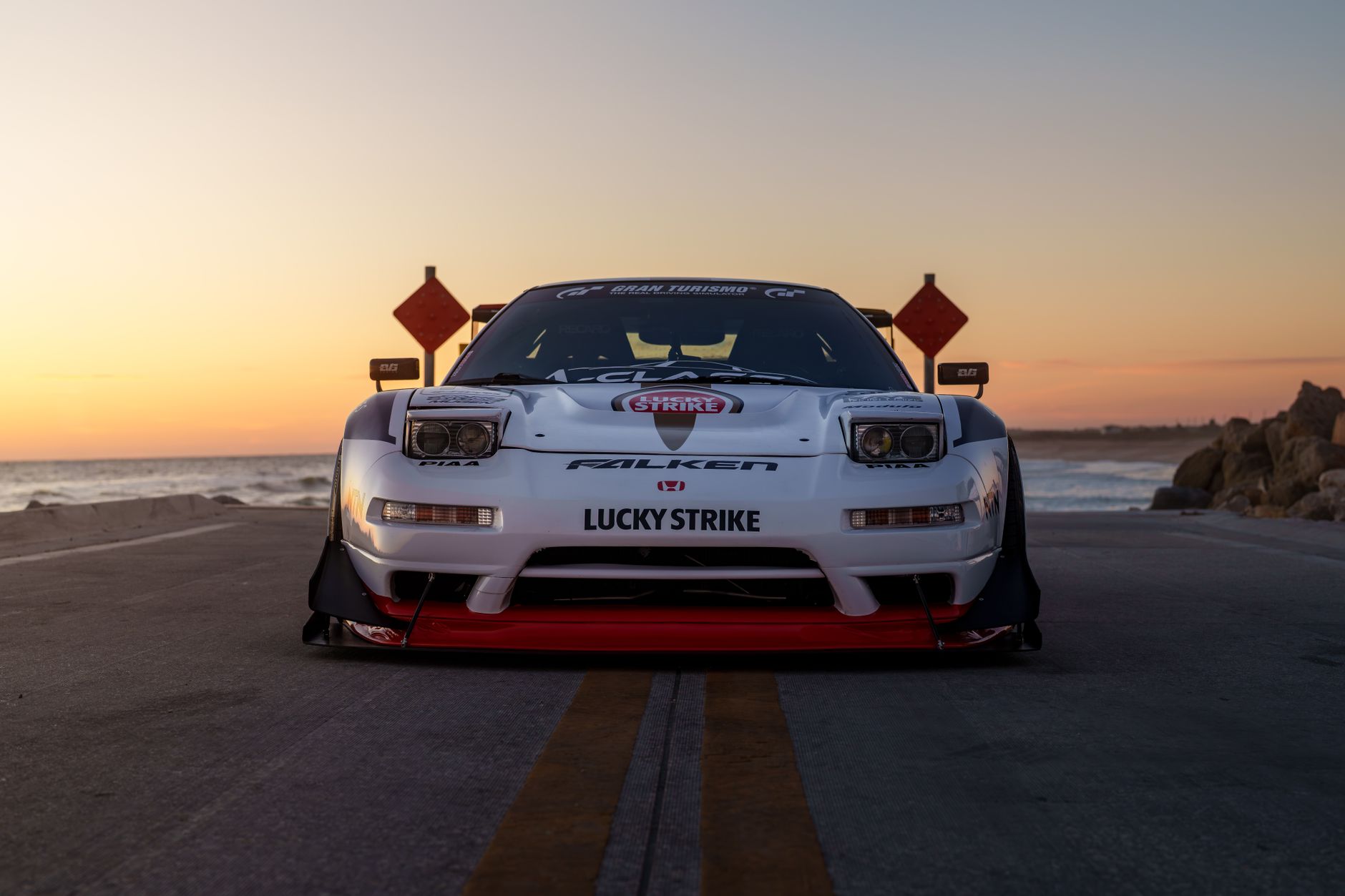 Beeindruckender Sonnenuntergang & Ozean – Sportwagen Wallpaper