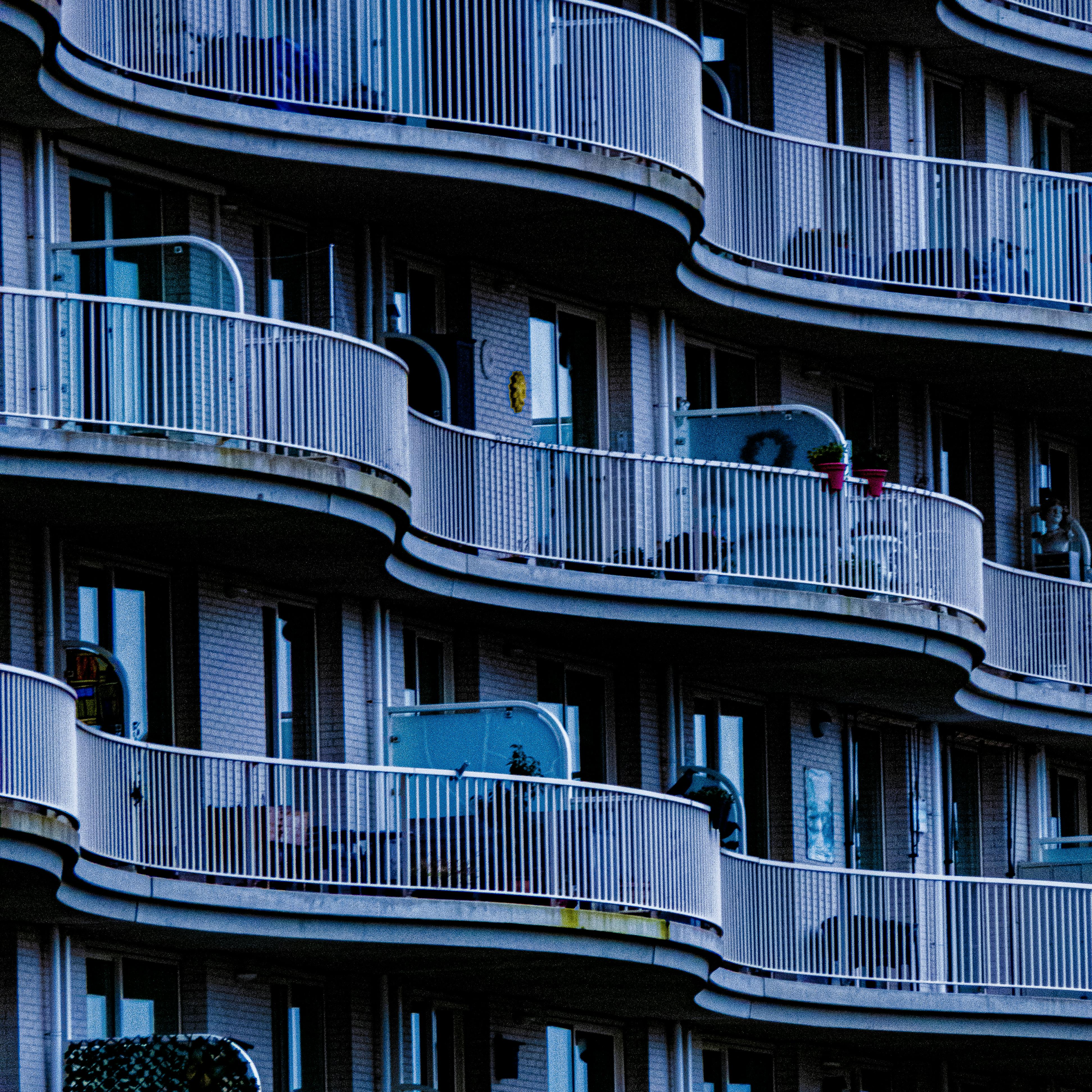 De franc Una vista detallada d'elegants balcons corbats en un modern complex d'apartaments. Foto d'estoc