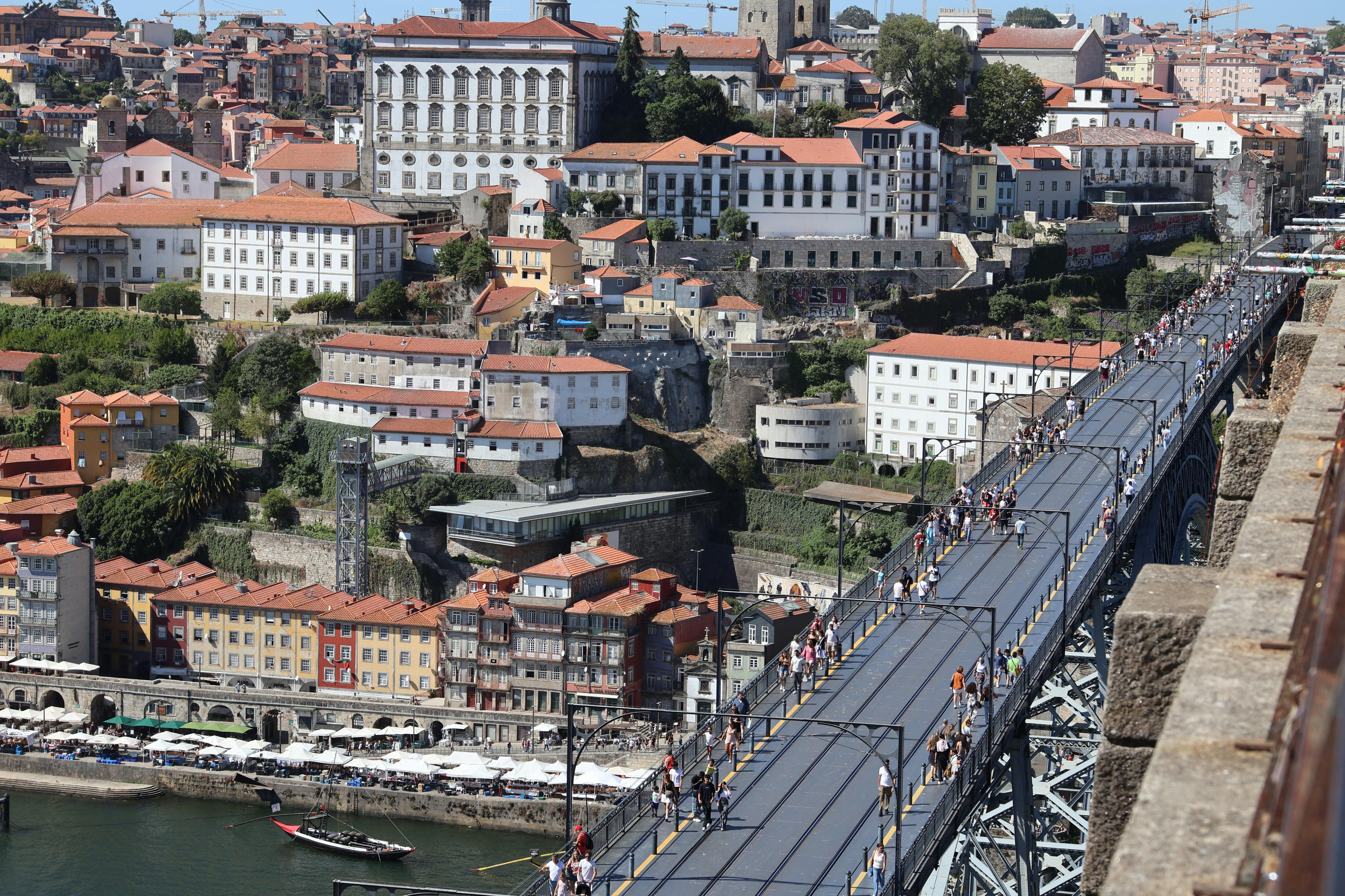 Ponte Preta enfrenta crise financeira com salários atrasados e dívidas