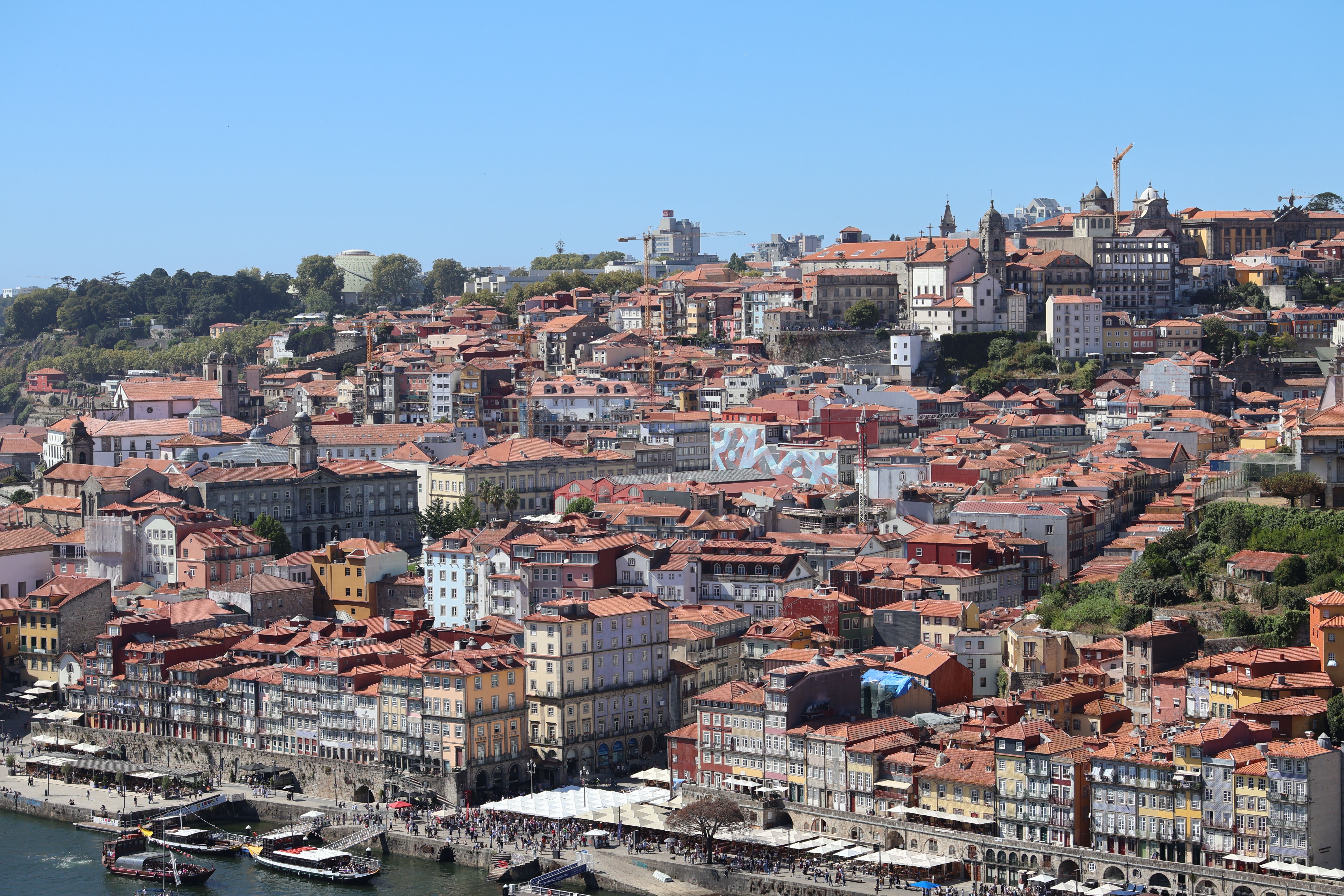 Explorez la superbe architecture de Porto, au Portugal, et admirez les vues imprenables sur les bâtiments historiques et le fleuve Douro.