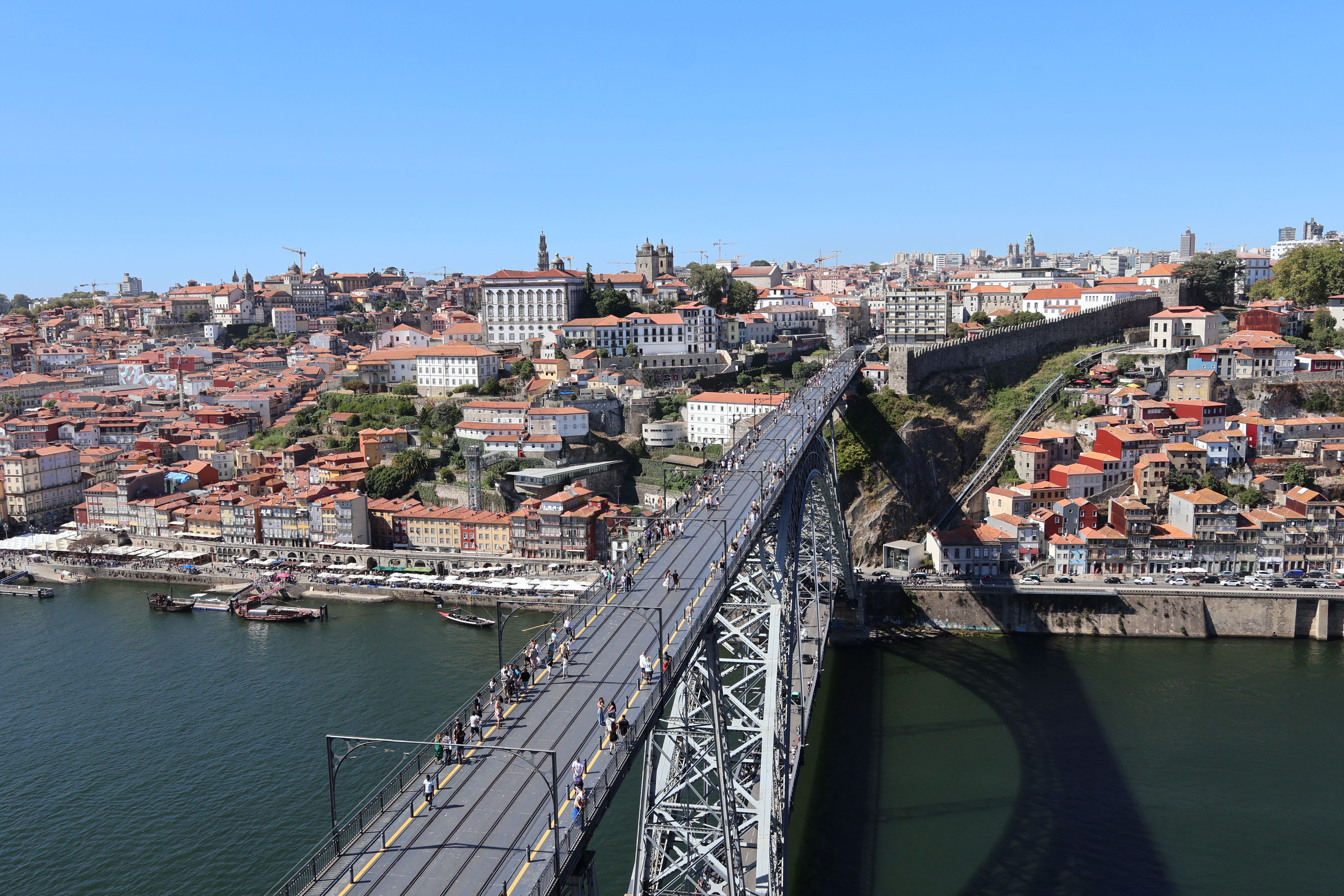 Porto legendás borpincéi a Dom Luís híd tövében – Dom Luis I bridge Porto panoramic view