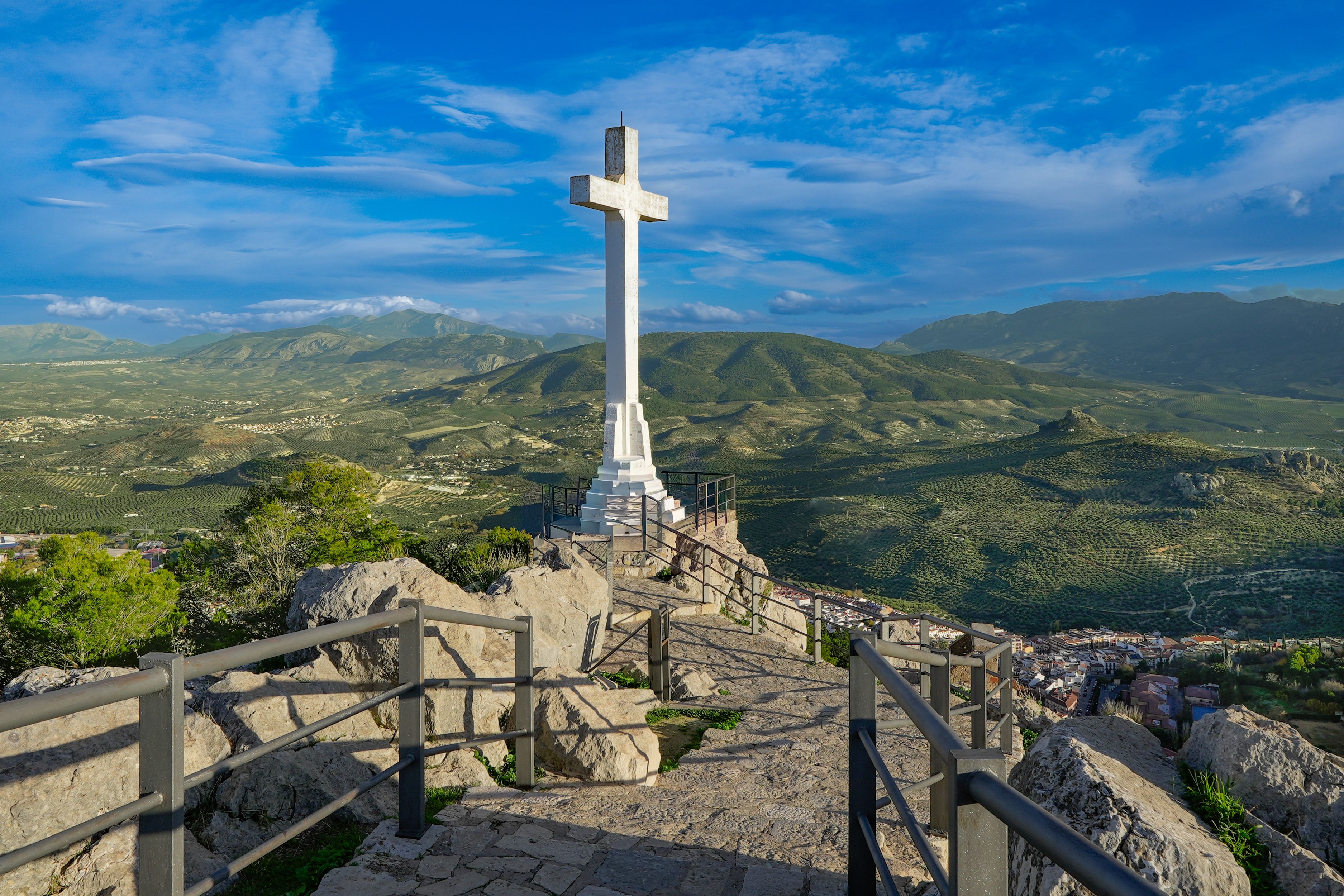 Un mirador con una cruz blanca sobre la campiña de Jaén