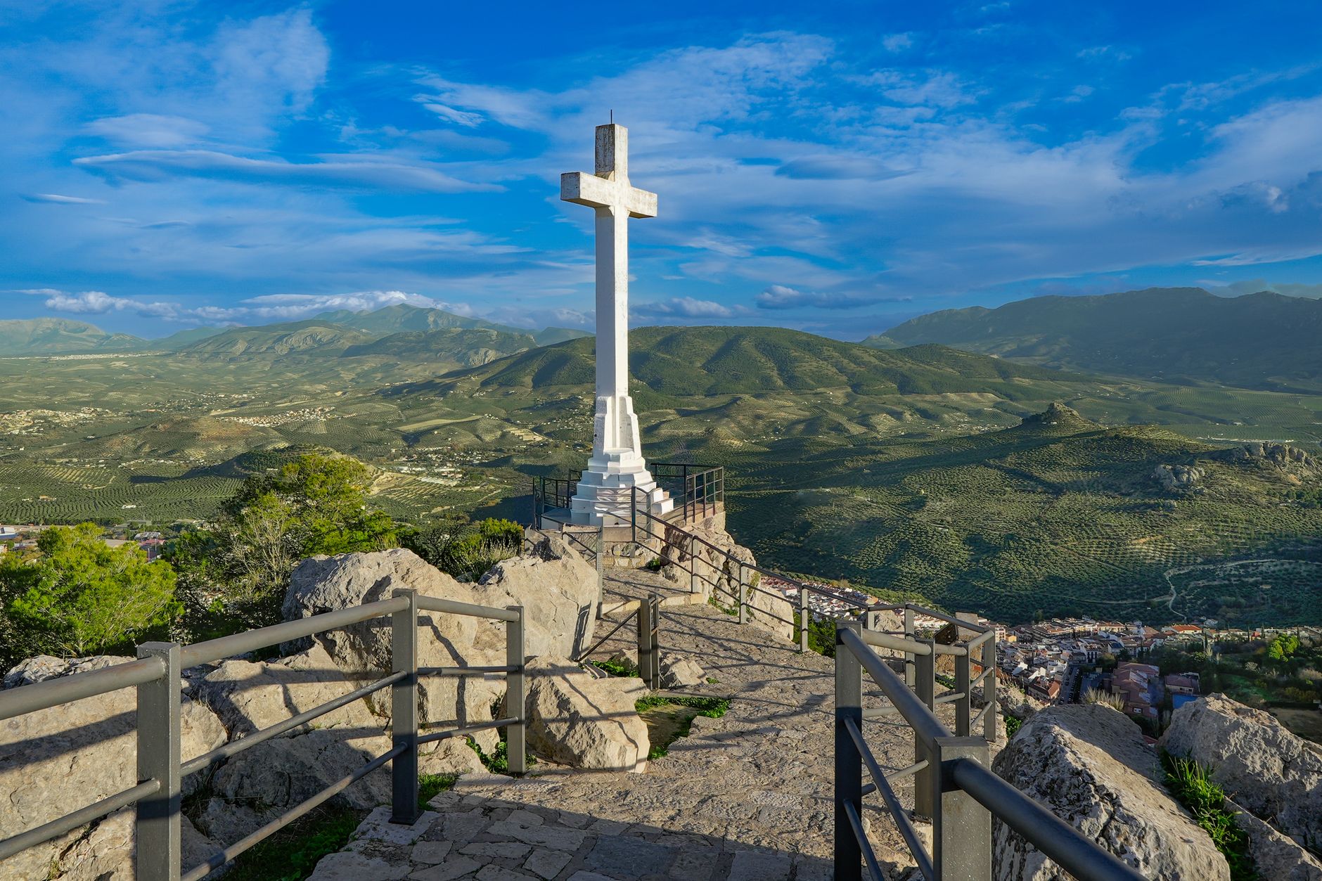 Un mirador con una cruz blanca sobre la campiña de Jaén