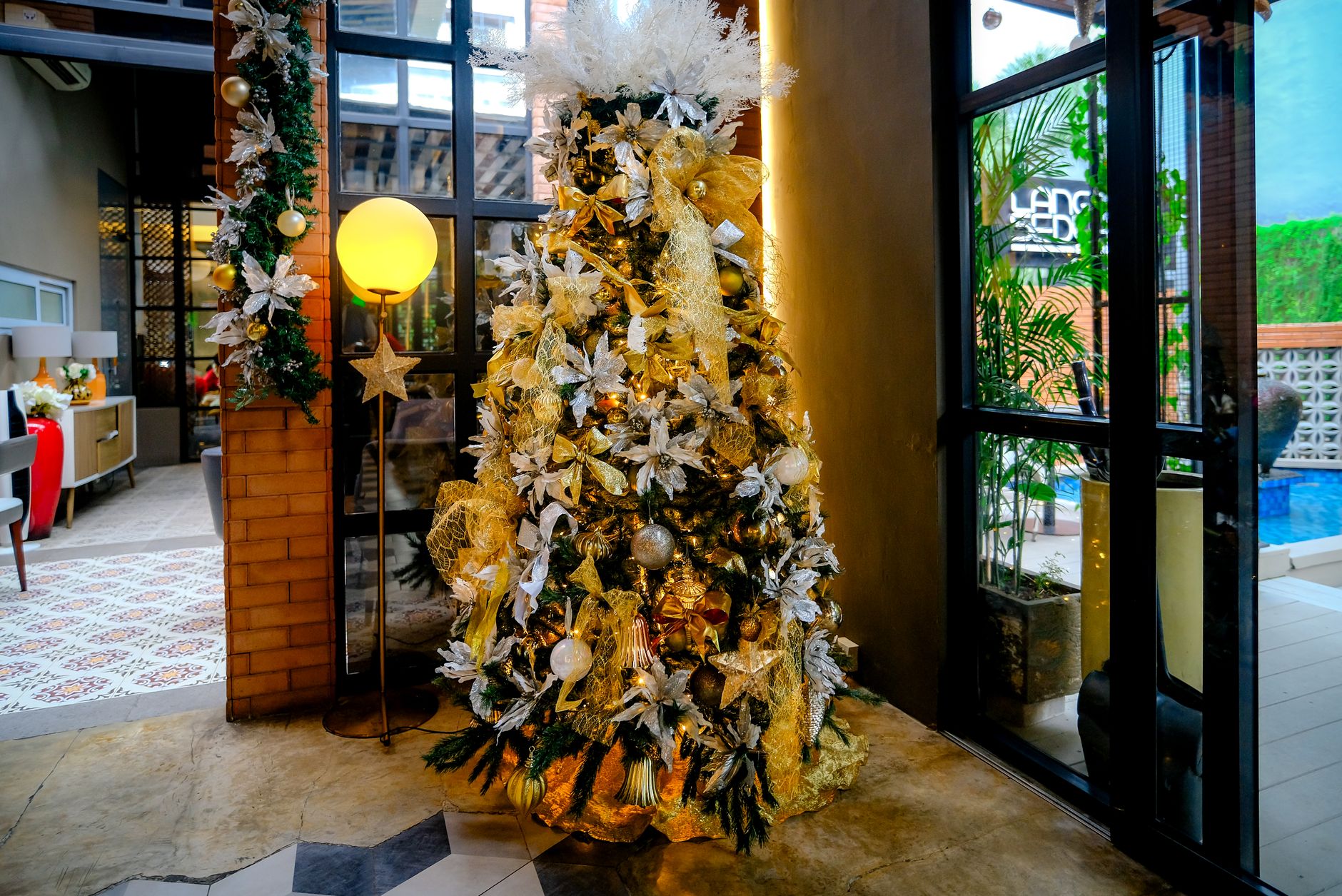 Lobby de hotel lujoso con detalles dorados
