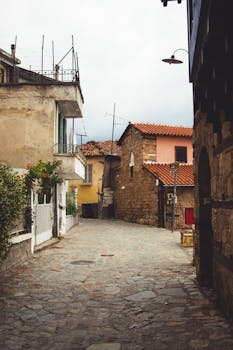 漫步在历史小镇风景如画的鹅卵石街道上，四周环绕着乡村建筑