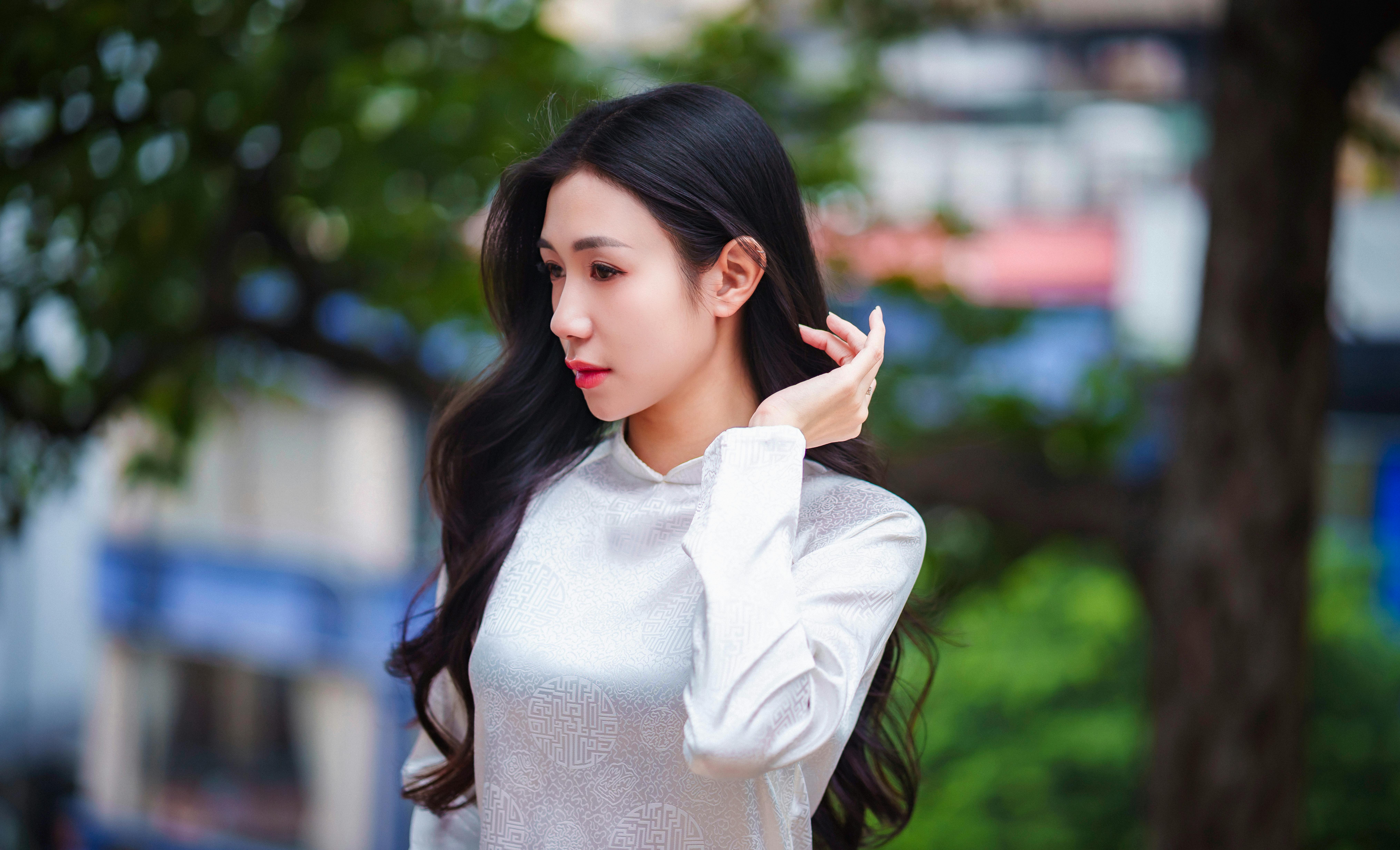 Miễn phí Một thiếu nữ mặc trang phục truyền thống dài ngày tại Thành phố Hồ Chí Minh, Việt Nam. Ảnh lưu trữ