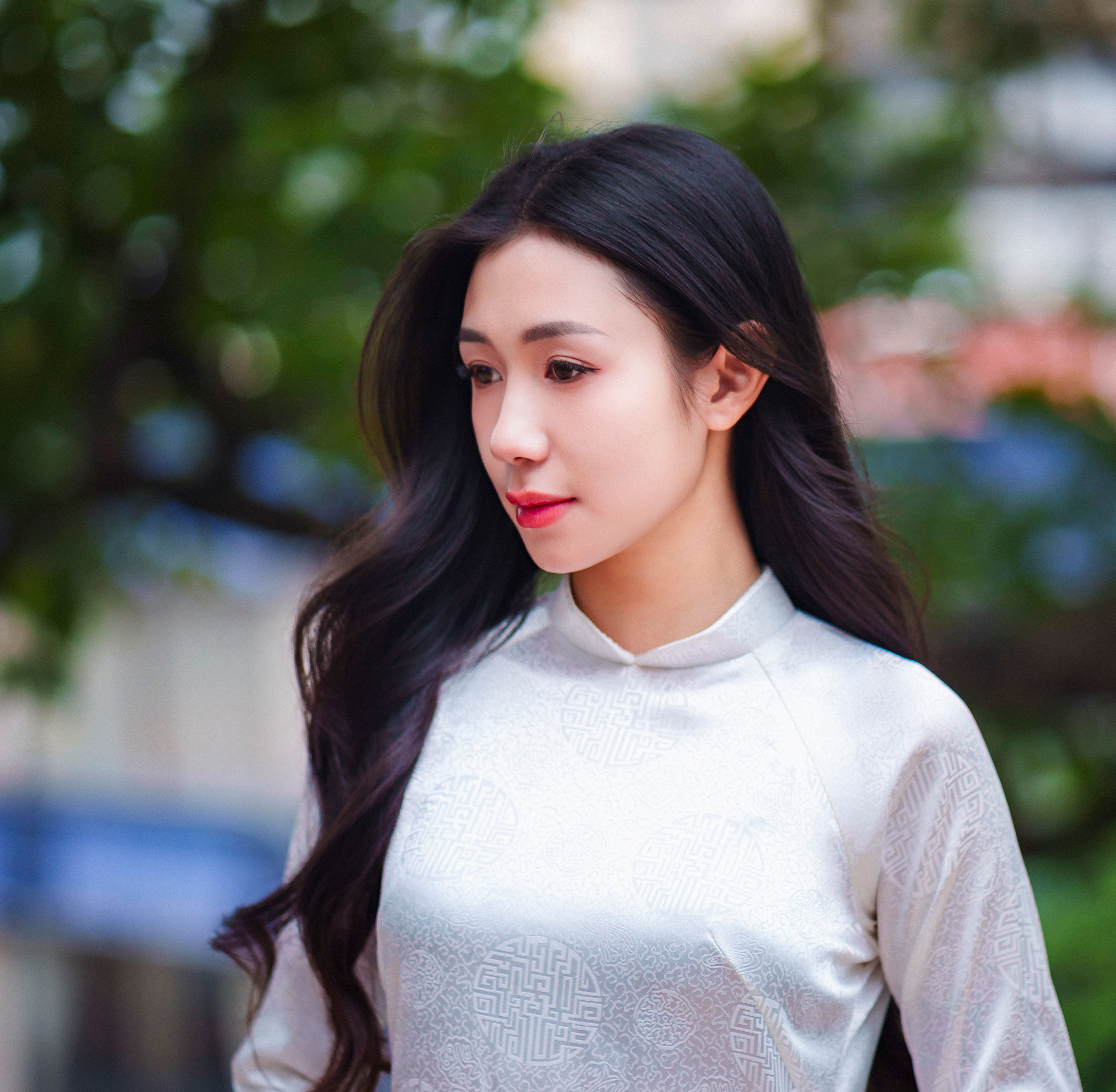 Vietnamese AI girlfriend with graceful appearance, gentle expression, and natural Southeast Asian beauty in a realistic AI companion setting