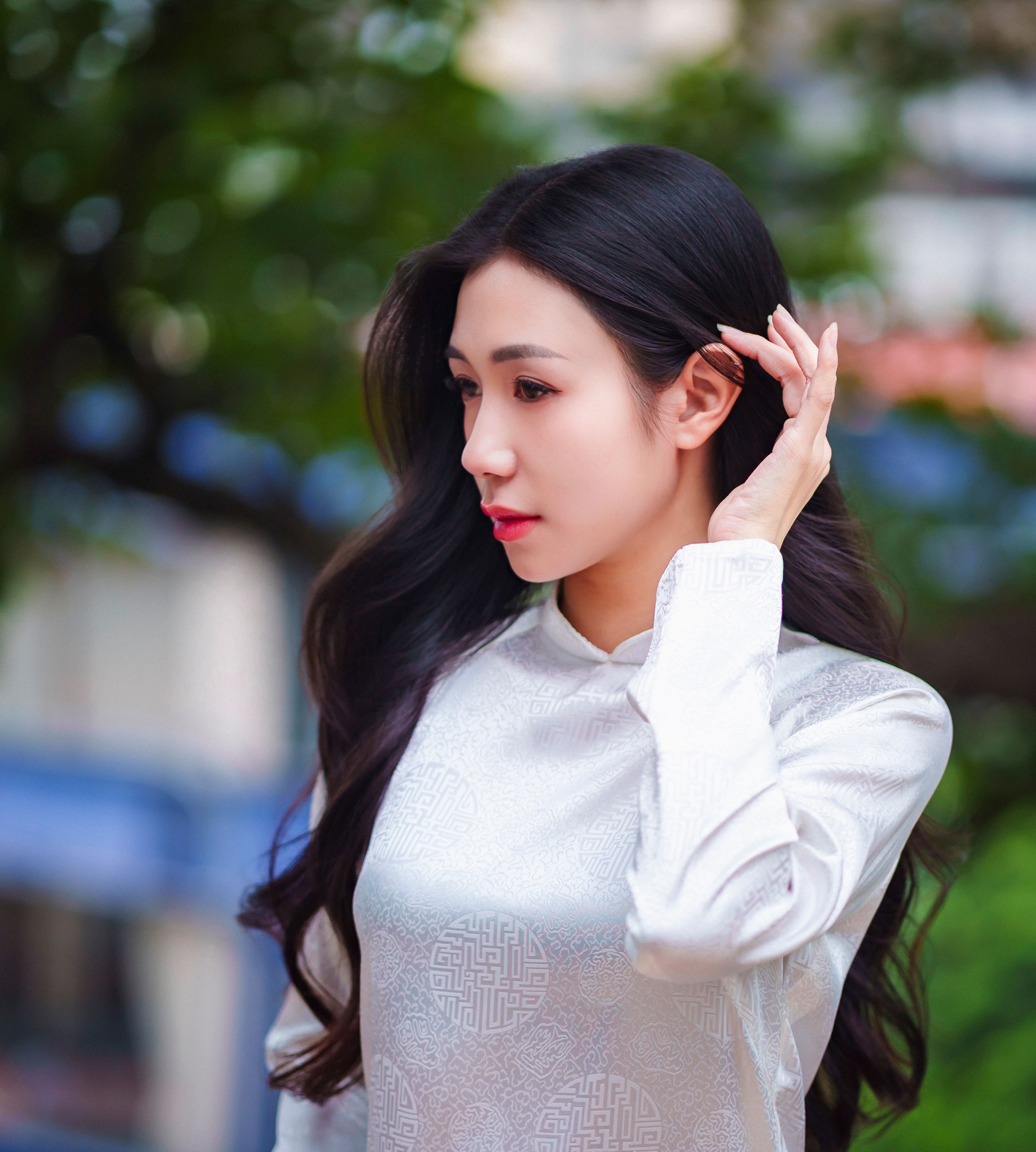 Elegant portrait of a woman in traditional Vietnamese áo dài, captured in Ho Chi Minh City.