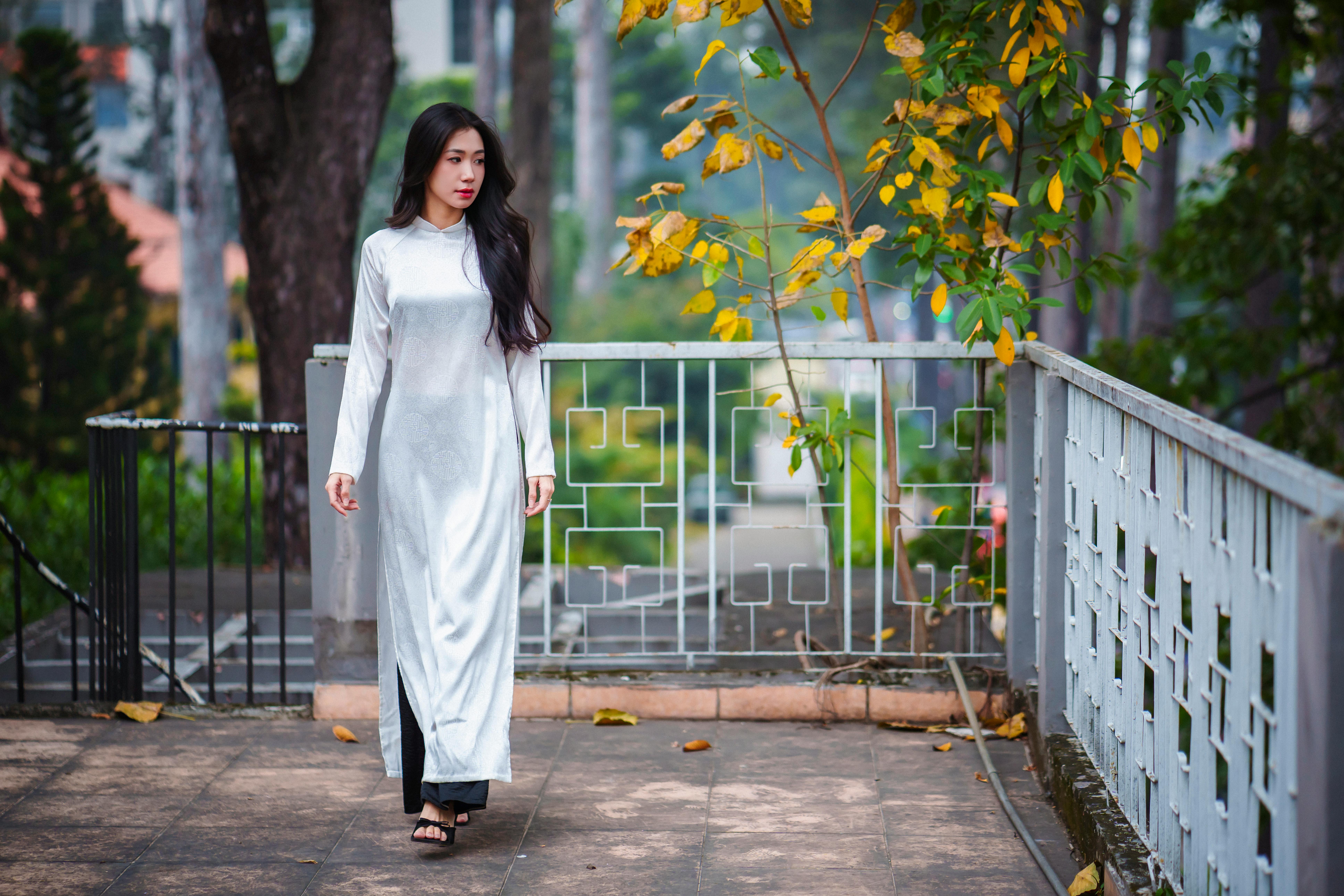 Miejski balkon z gęstymi roślinami i miejscem do siedzenia, osłonięty od ulicy