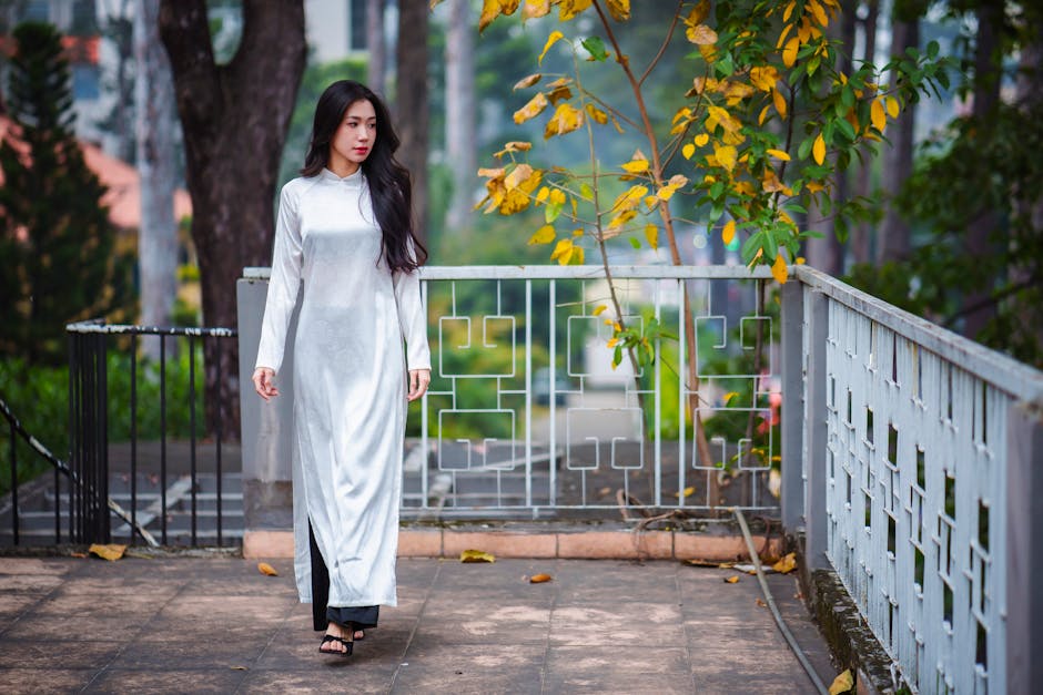 Miejski balkon z gęstymi roślinami i miejscem do siedzenia, osłonięty od ulicy