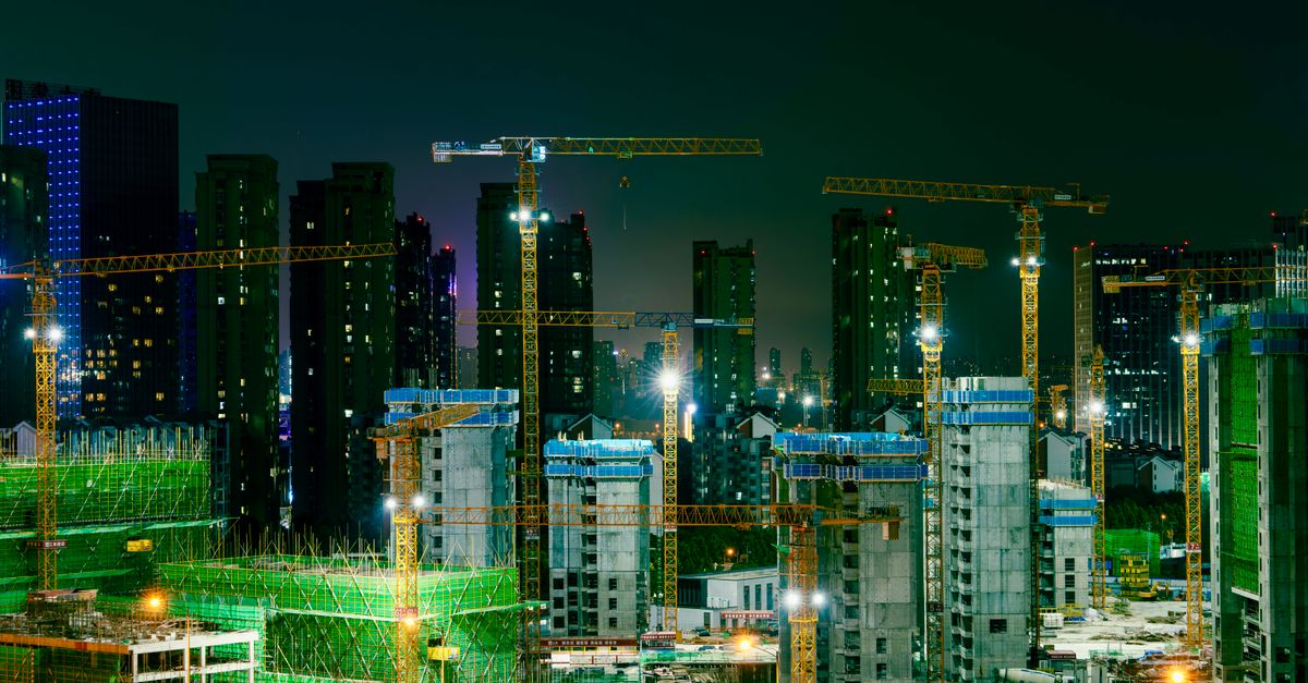 Canteiro de obras monitorado por tecnologia e sistemas integrados de inteligência artificial.