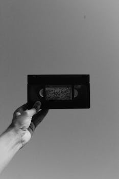 用单色方式拍摄了一张复古卡带，映衬着晴朗的天空