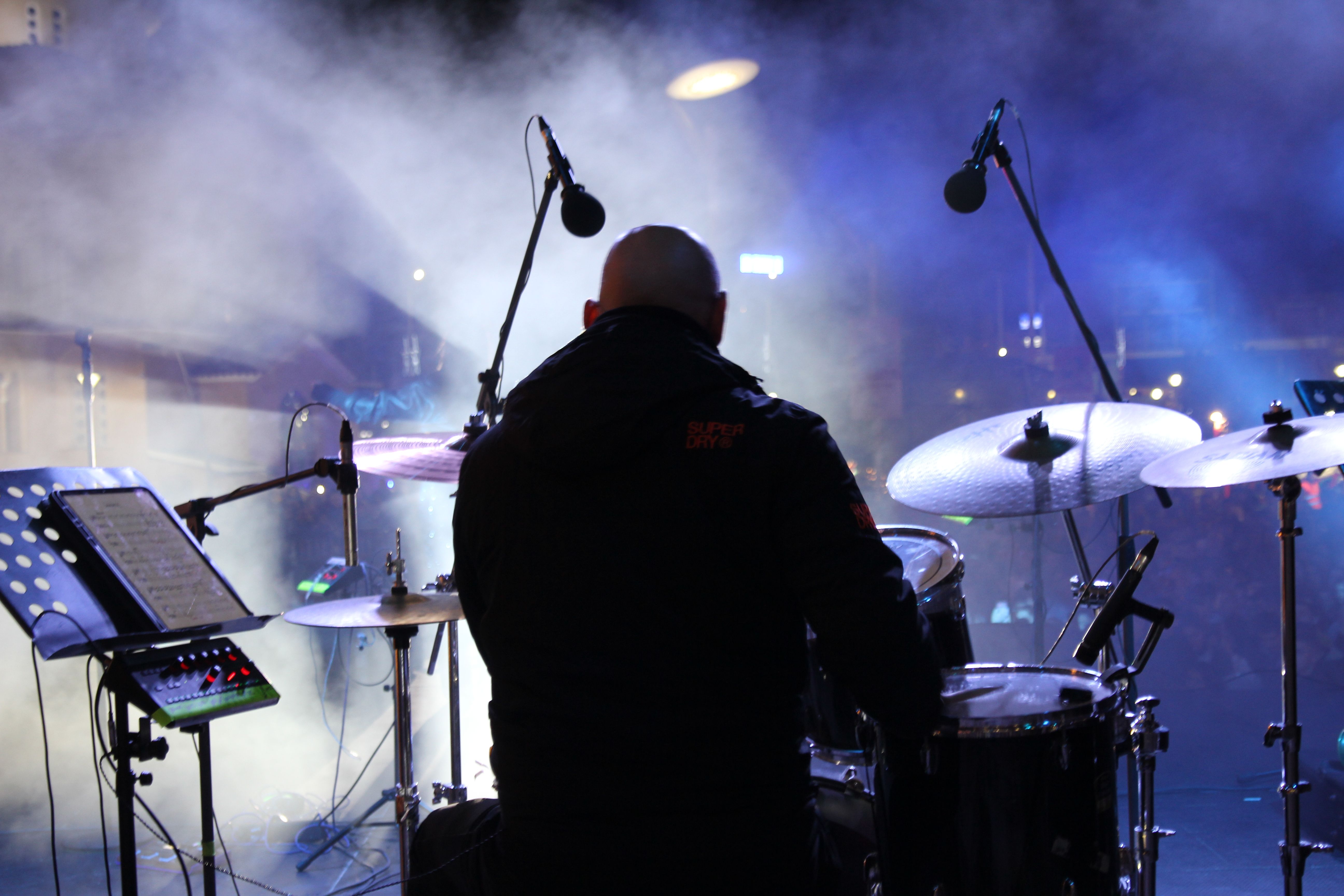 Concert Live Spectaculaire Avec Batteur Sur Scène · Photo gratuite