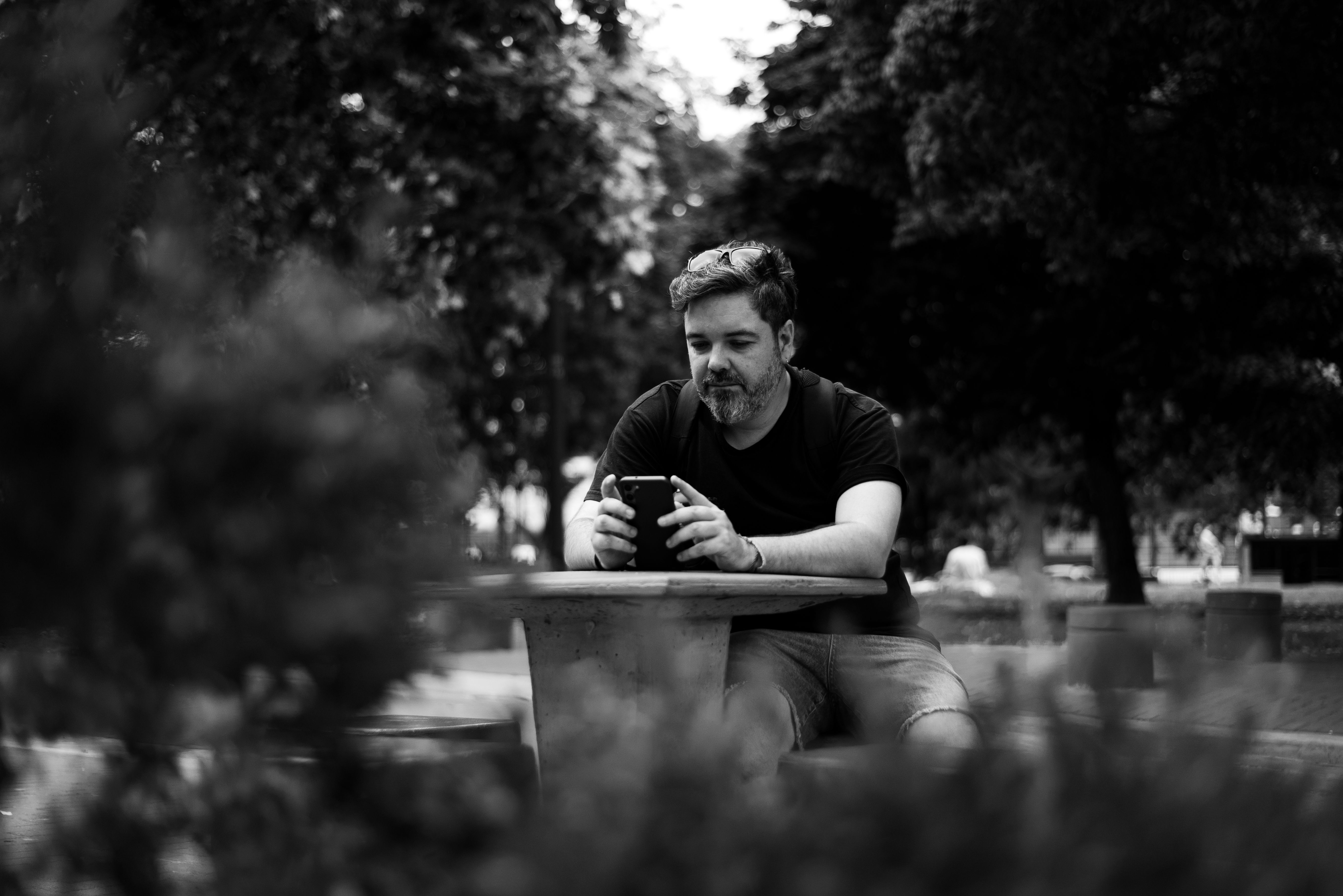 Palermo Buenos Aires Argentina — viaje conectado com eSIM em 2026 Viajante usando smartphone com eSIM conectado com vista para o bairro de Palermo e a vida urbana de Buenos Aires na Argentina em 2026