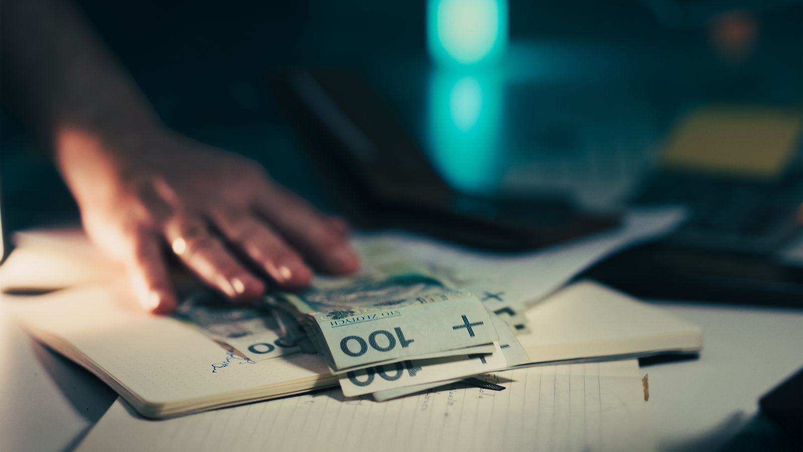 Dinero, libreta y calculadora sobre un escritorio de oficina