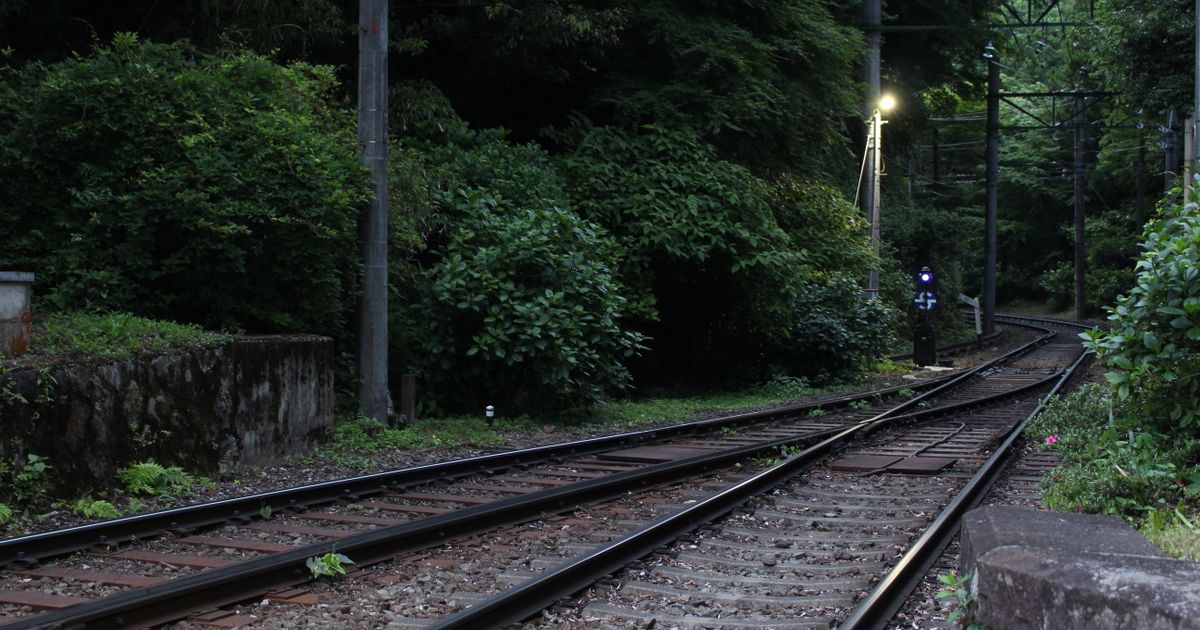 木々に囲まれた線路のイメージ写真