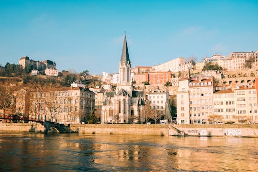 沿河有一座历史悠久的教堂，建筑色彩缤纷，天空晴朗