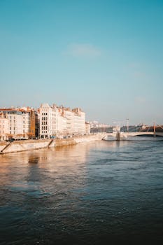 迷人的河滨建筑沿着欧洲海滨城市景观，在明亮的阳光下熠熠生辉