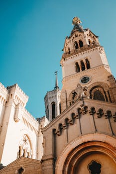 这座建筑地标造型优美，华丽的细节与拱形窗户映衬着充满活力的蓝天