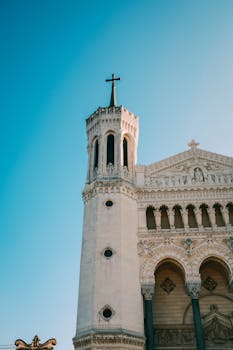 阳光下的哥特式大教堂立面历史悠久，建筑细节复杂