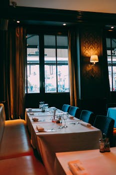 餐厅内部环境舒适，设有精美的餐桌和照明