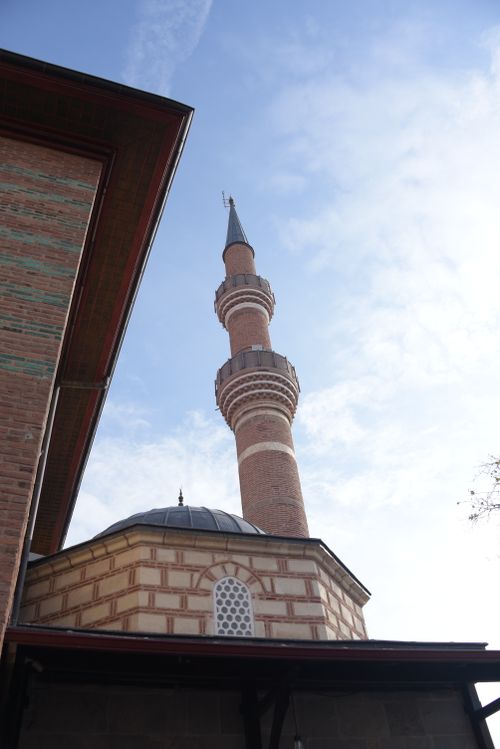 Free A beautiful minaret of a mosque reaching into the clear blue sky. Stock Photo