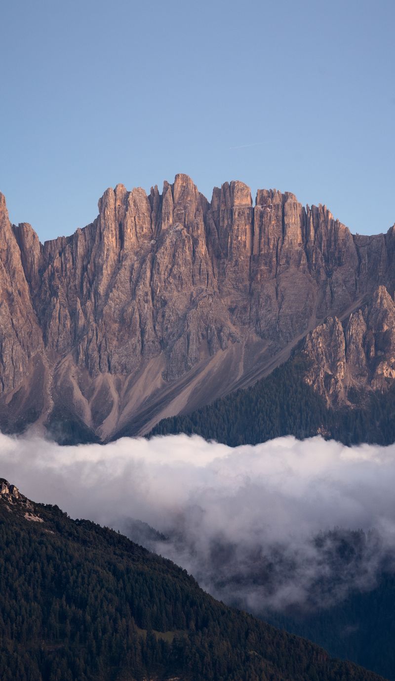 Panoramă dramatică a Dolomiților la apus