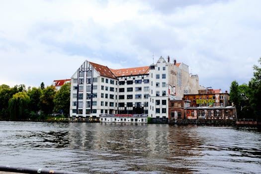 迷人的城市河畔，复古建筑立面掩映在郁郁葱葱的绿植之中