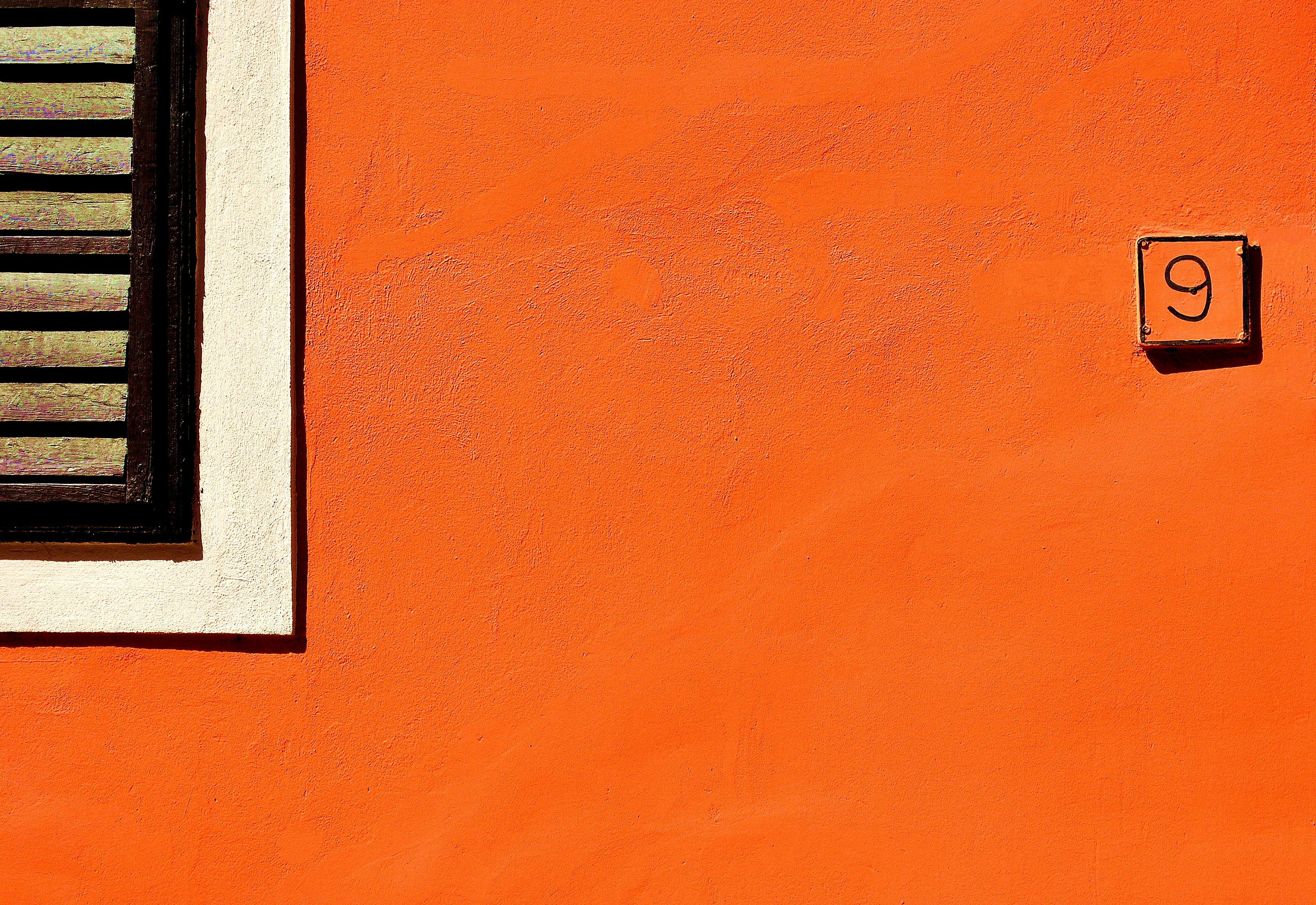 Detailansicht einer selbstklebenden Fensterdichtung am Rahmen, sauber montiert ohne Lücken