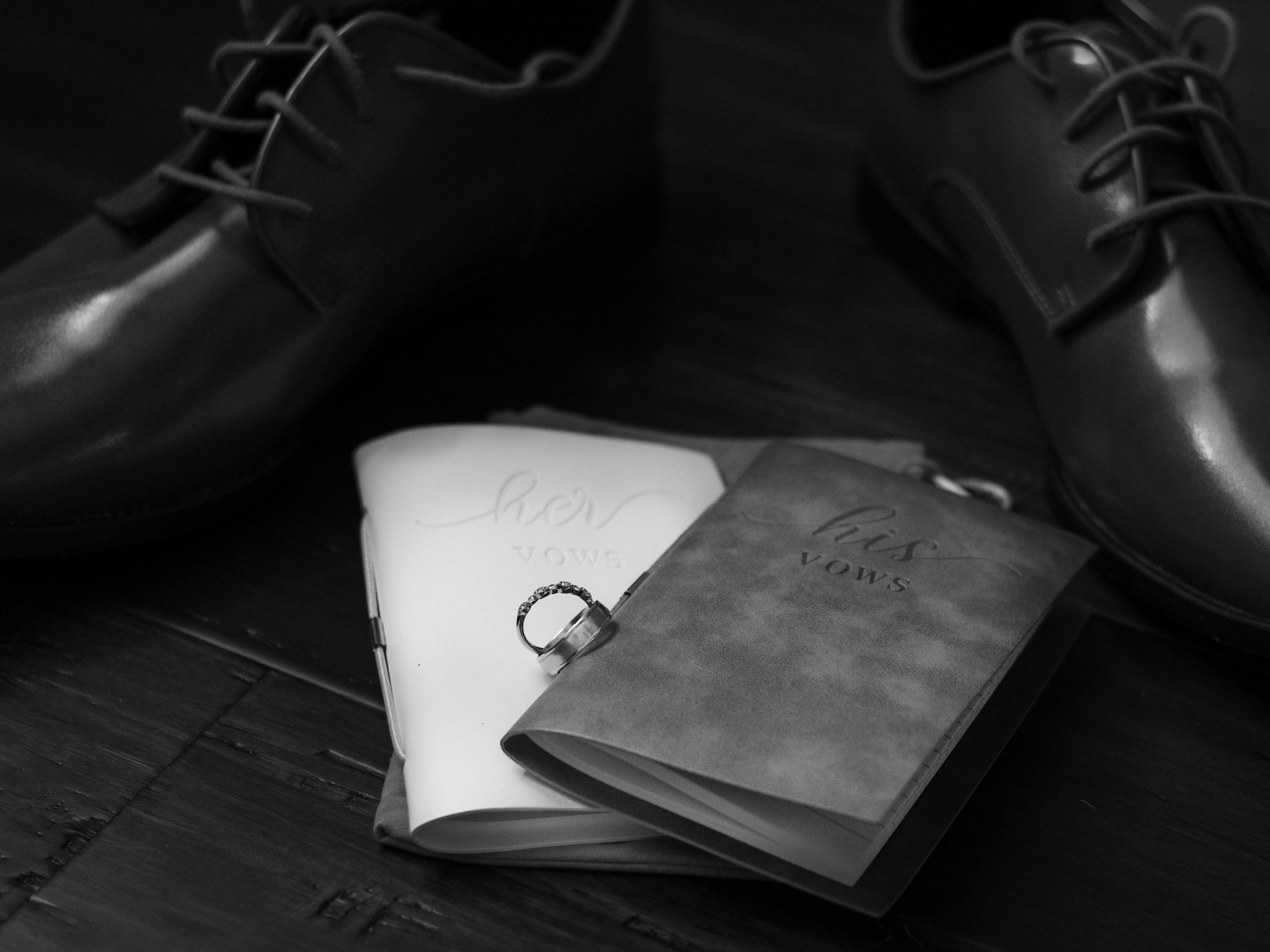 grátis Foto em preto e branco, em close-up, de livretos com votos de casamento e alianças, capturando elegância e amor. Foto profissional