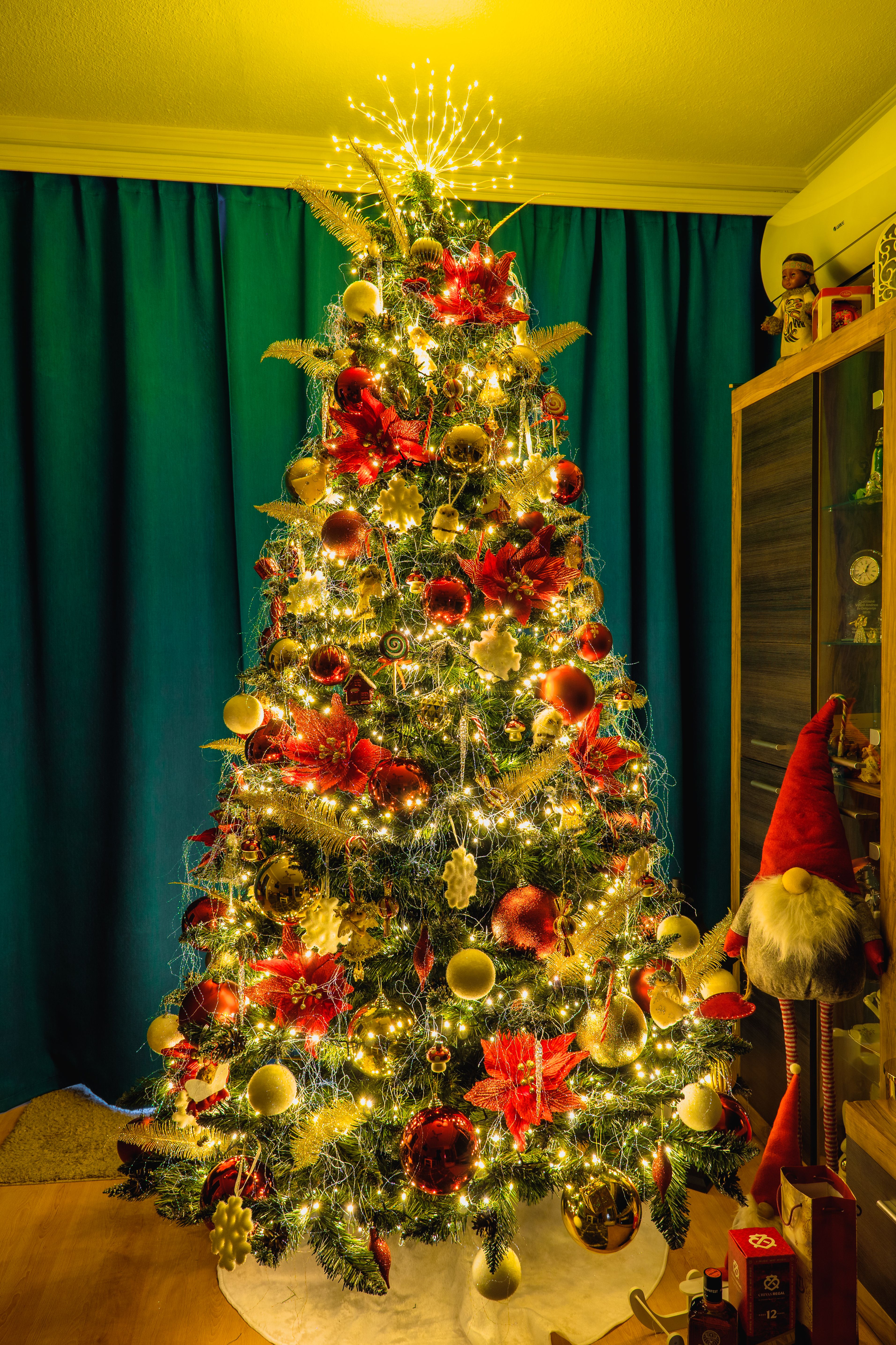 Vibrant Christmas Tree with Festive Decorations · Free Stock Photo