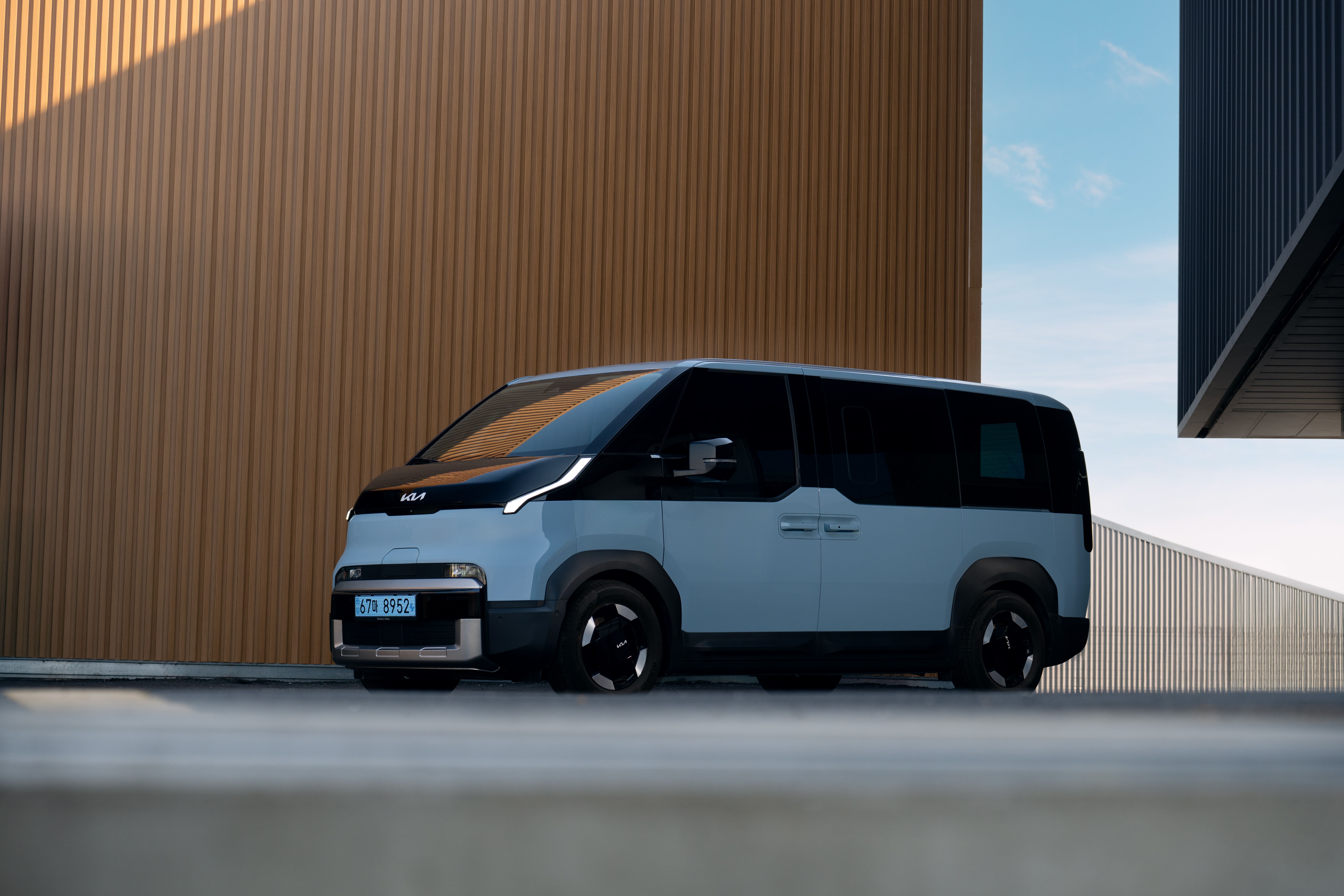 Sleek Modern Electric Vehicle in Urban Setting · Free Stock Photo