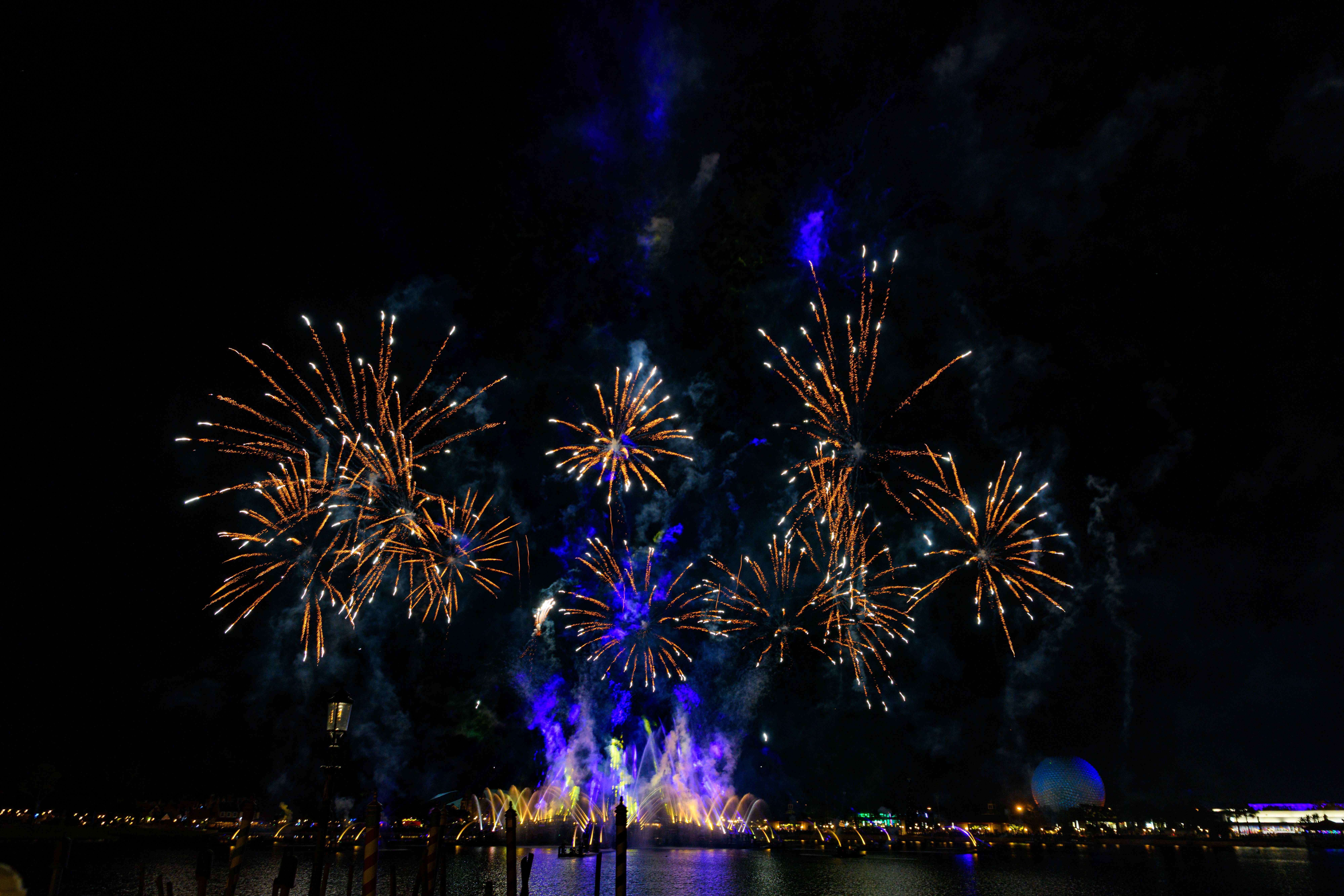 Espectacular show de fuegos artificiales reflejados sobre el agua