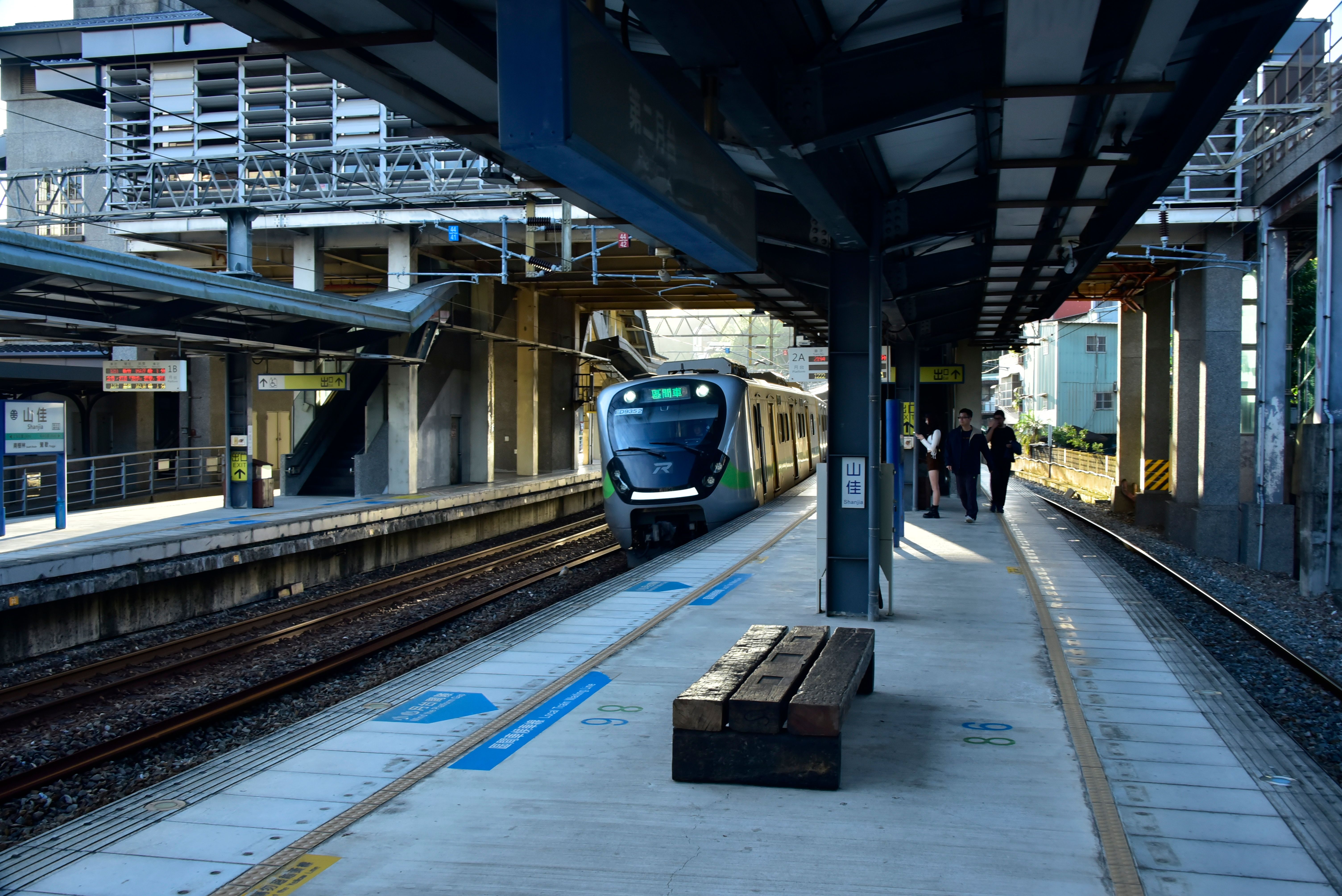 Modern Train Arriving at Urban Station Platform · Free Stock Photo