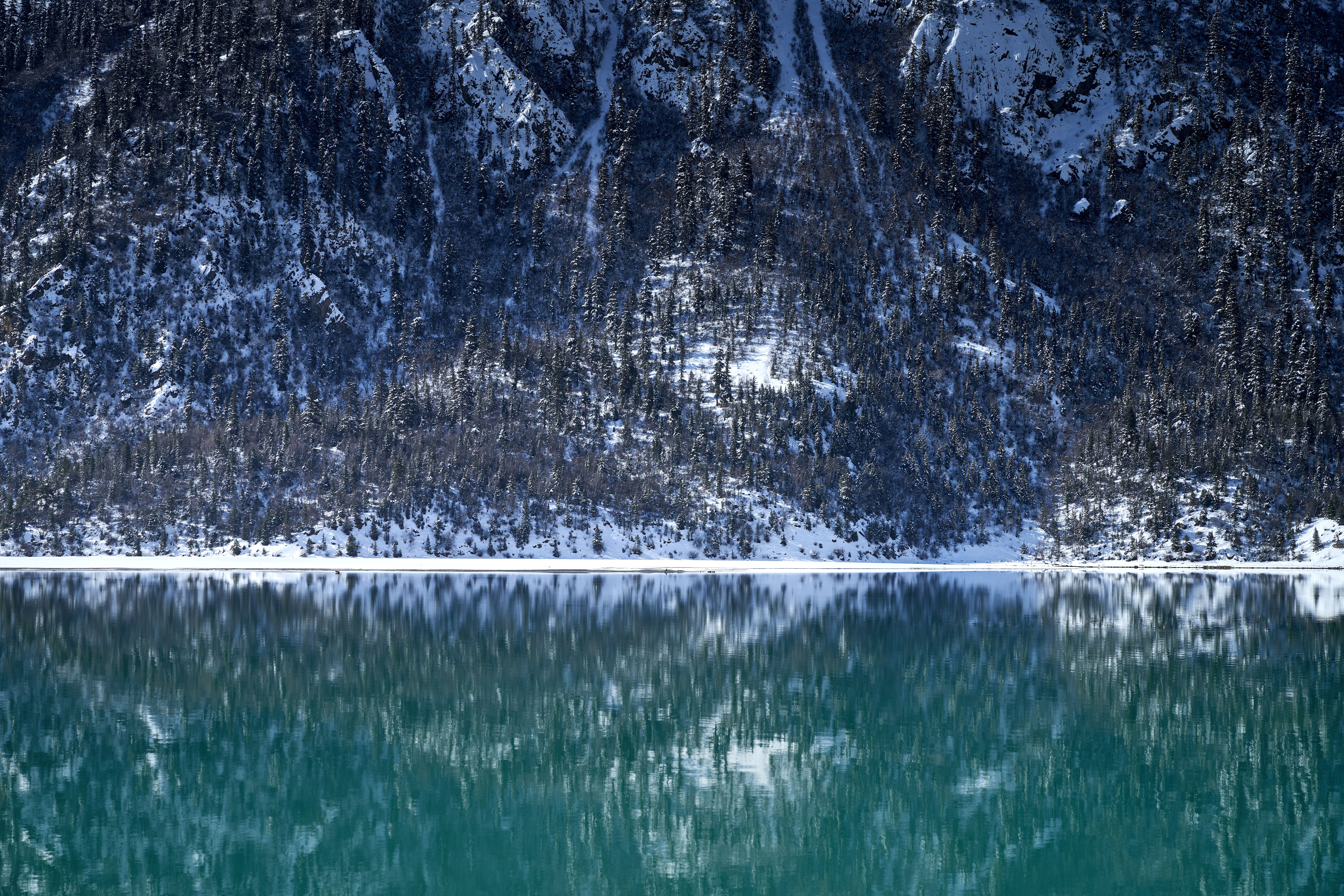 高原湖泊 雪山倒影 清澈湖水