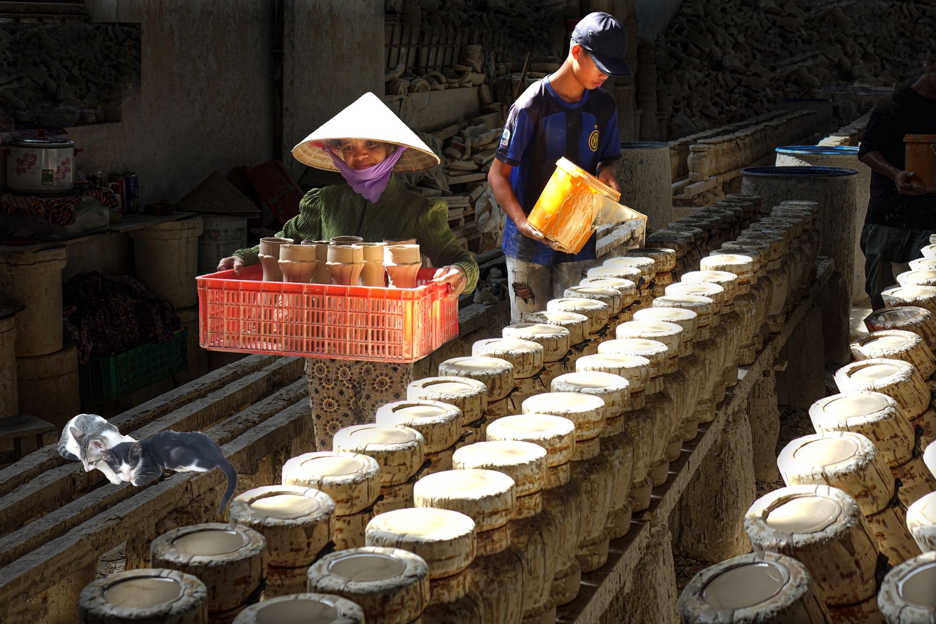 Công nhân tại nhà máy sản xuất hăng say làm việc