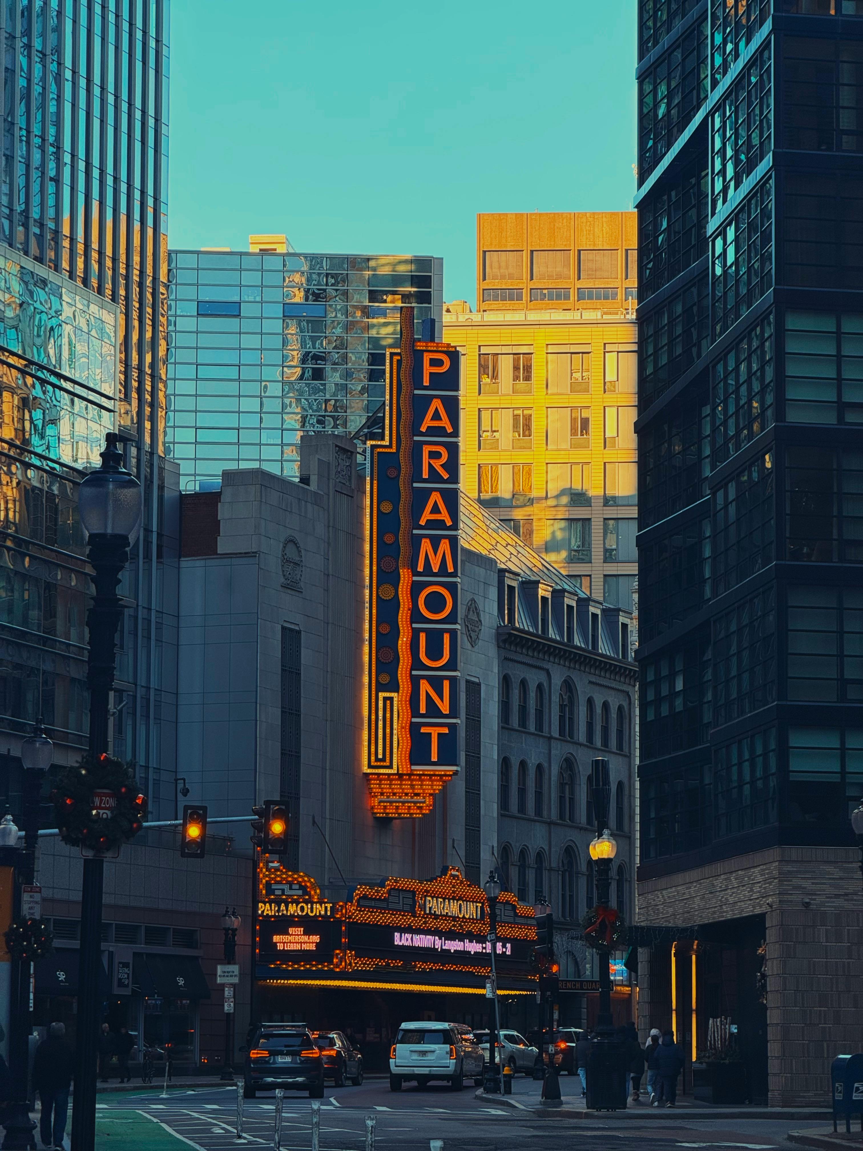 Kostnadsfria Stadsmiljö med den ikoniska neonskylten på Paramount Theatre i skymningen i det livliga centrum. Stock foto