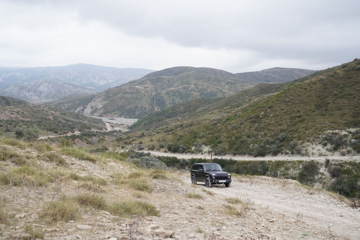 SUV på hyttetur og fjelldekke i Norge