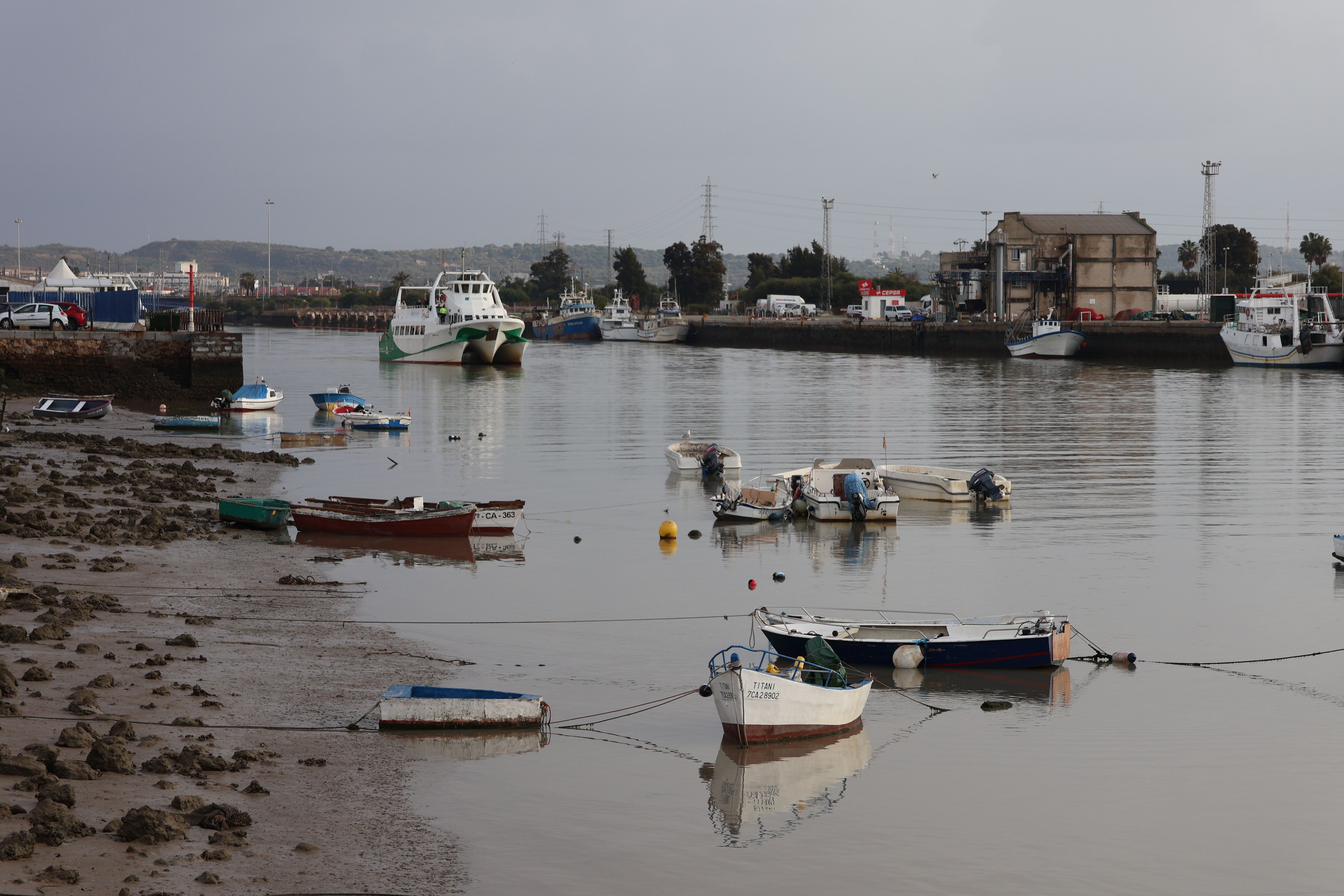 Serene harbor view with boats in El Puerto de Santa María, Spain.